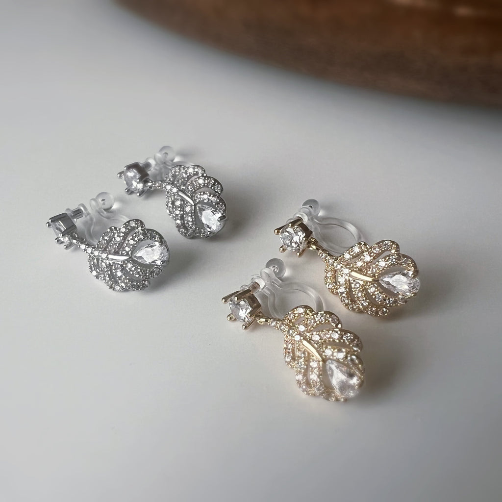 Clips d’oreilles plume scintillante – Argent / Or – Inspiration plume de phénix