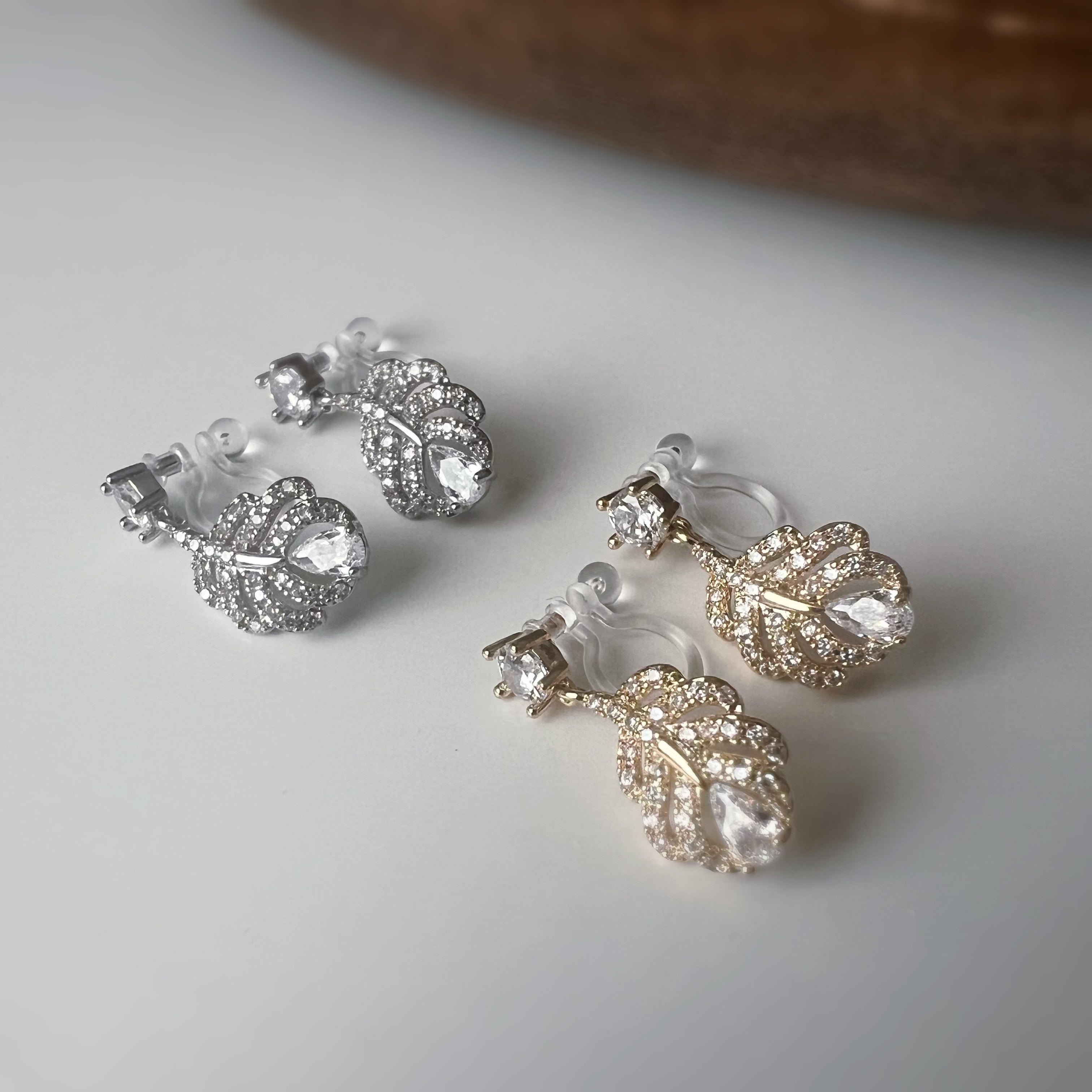 Clips d’oreilles plume scintillante – Argent / Or – Inspiration plume de phénix