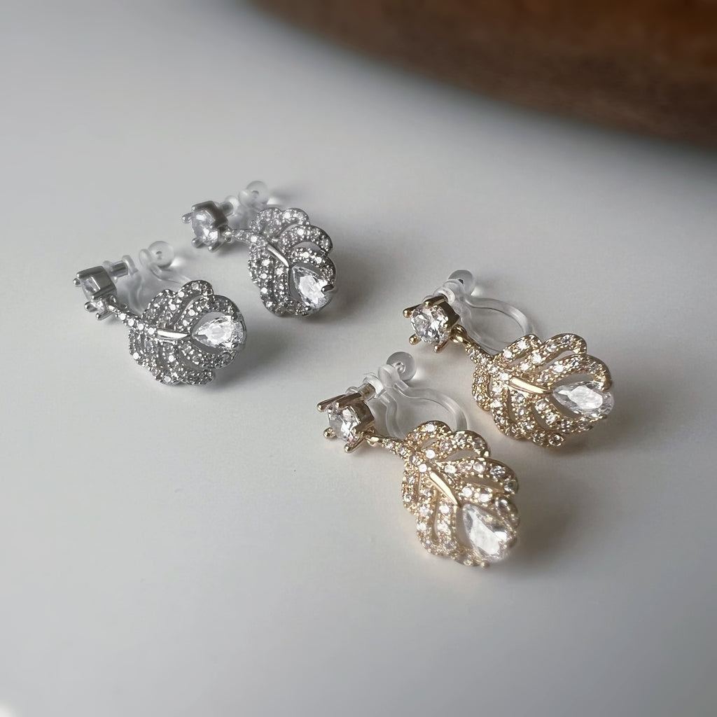 Clips d’oreilles plume scintillante – Argent / Or – Inspiration plume de phénix