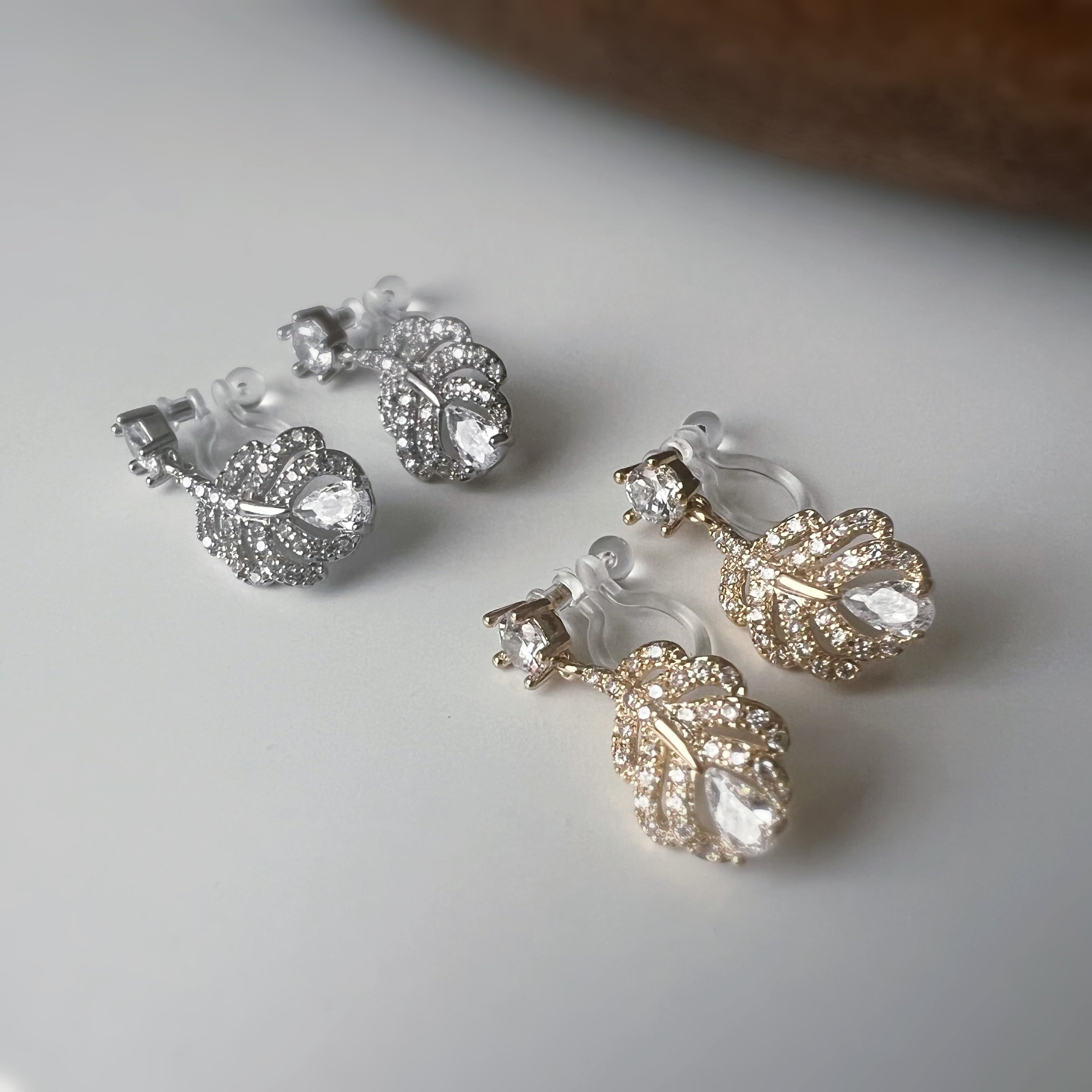 Clips d’oreilles plume scintillante – Argent / Or – Inspiration plume de phénix