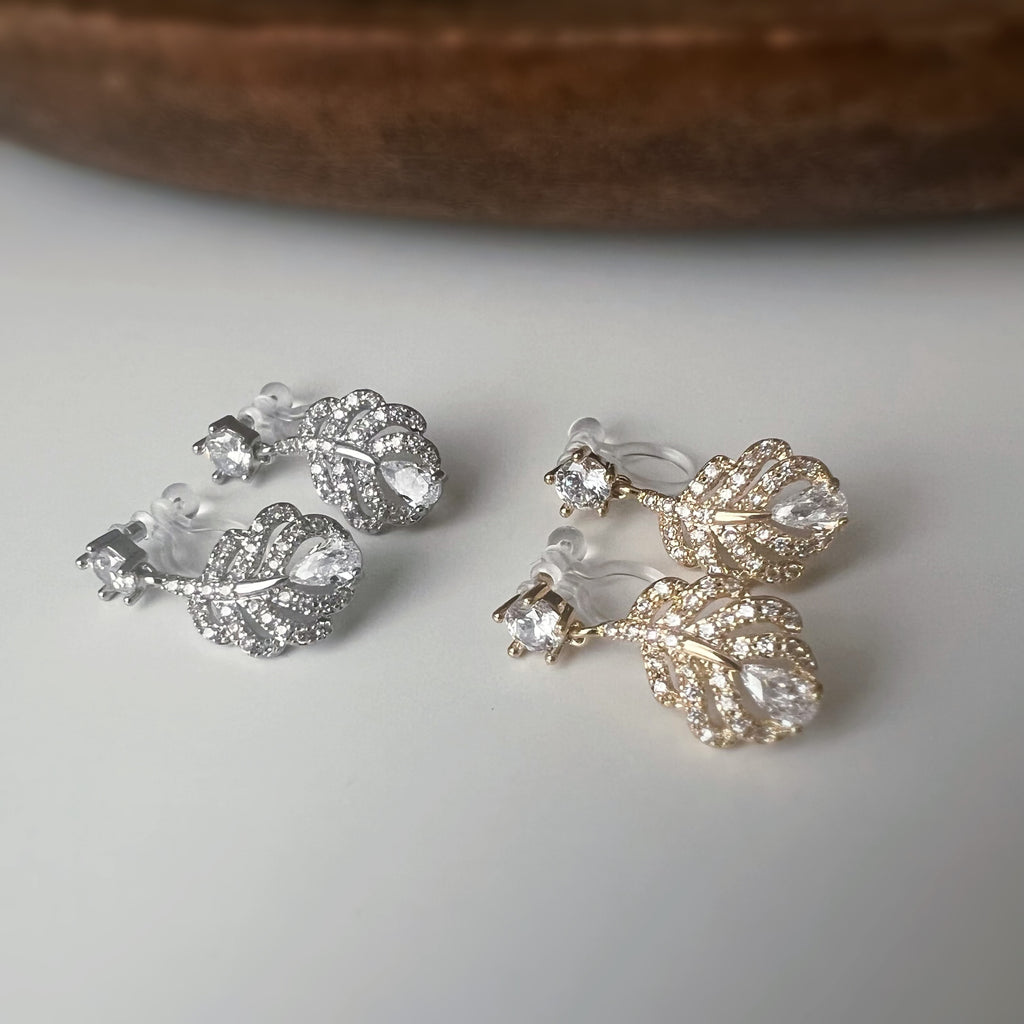 Clips d’oreilles plume scintillante – Argent / Or – Inspiration plume de phénix