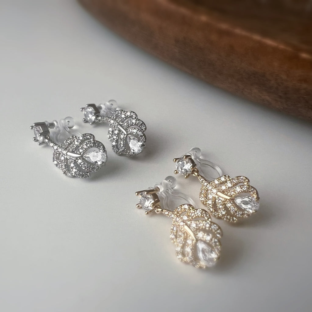 Clips d’oreilles plume scintillante – Argent / Or – Inspiration plume de phénix