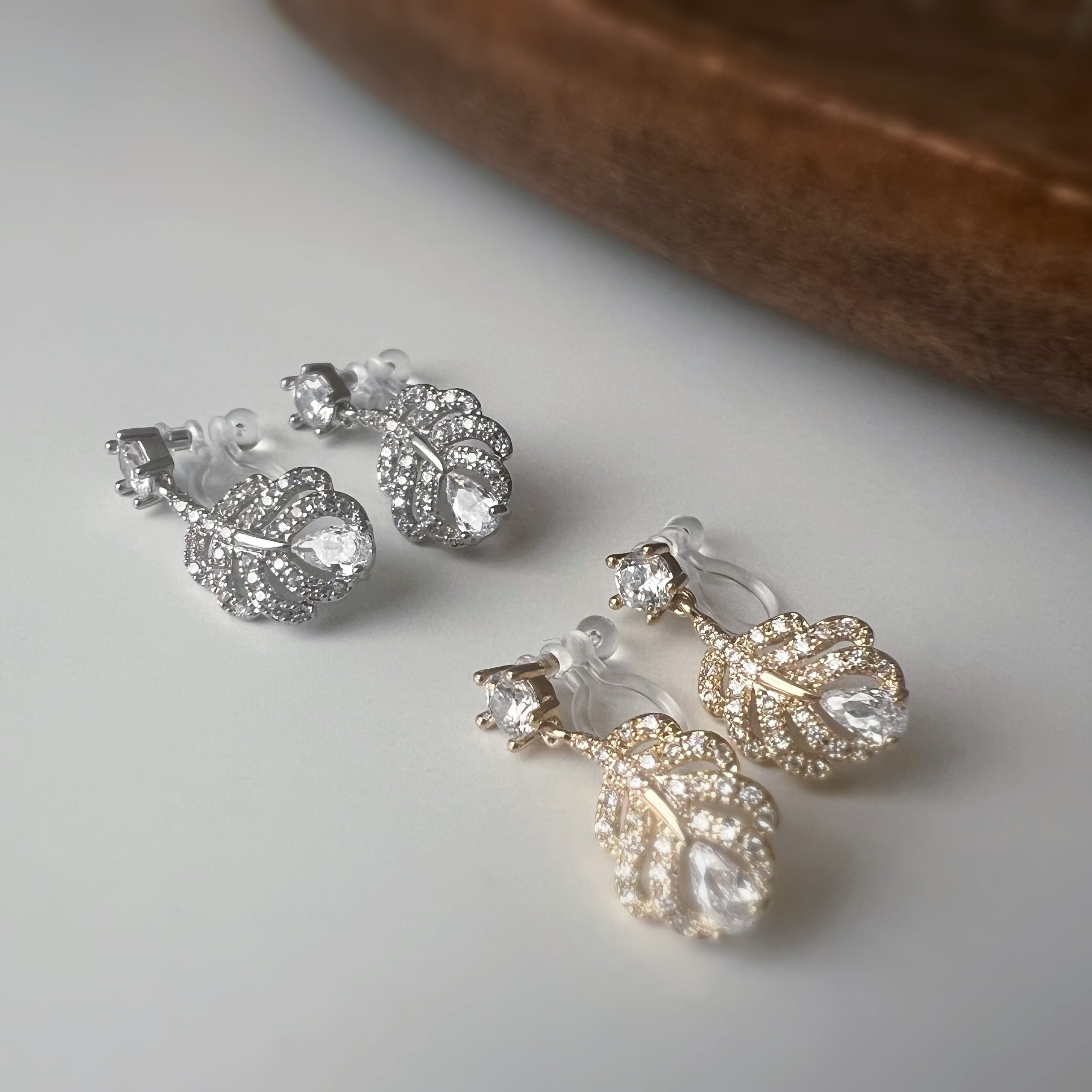 Clips d’oreilles plume scintillante – Argent / Or – Inspiration plume de phénix