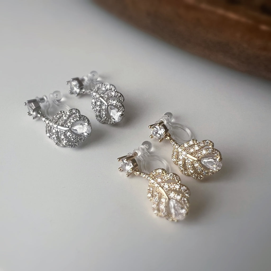 Clips d’oreilles plume scintillante – Argent / Or – Inspiration plume de phénix