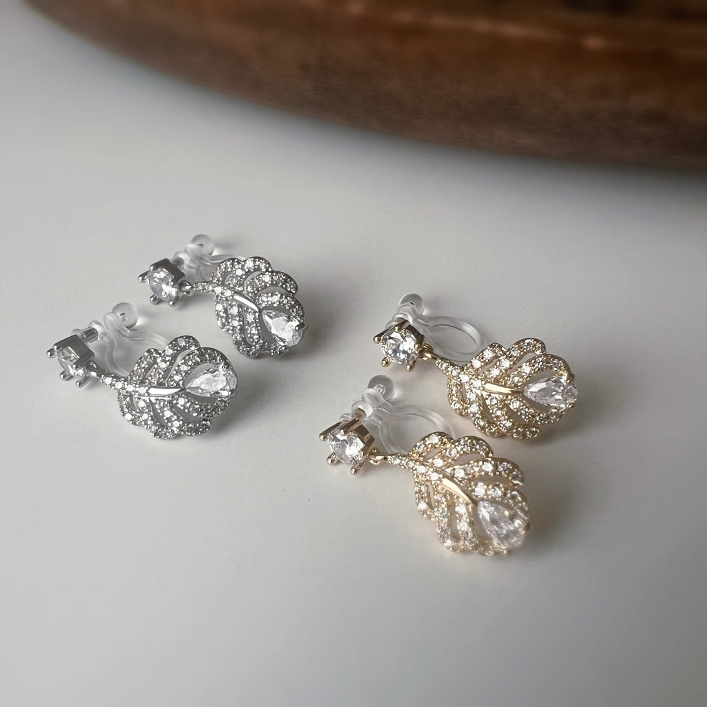 Clips d’oreilles plume scintillante – Argent / Or – Inspiration plume de phénix