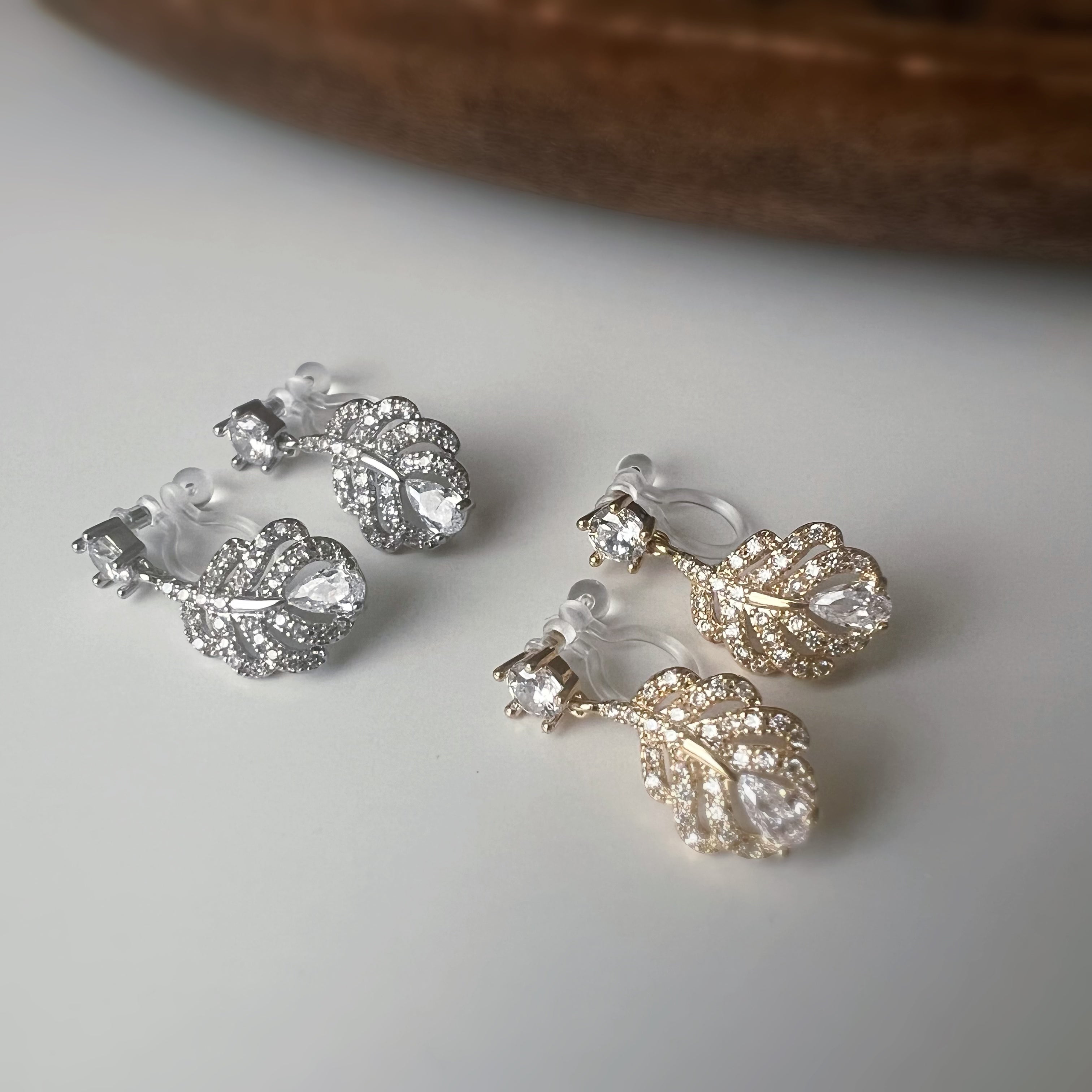 Clips d’oreilles plume scintillante – Argent / Or – Inspiration plume de phénix