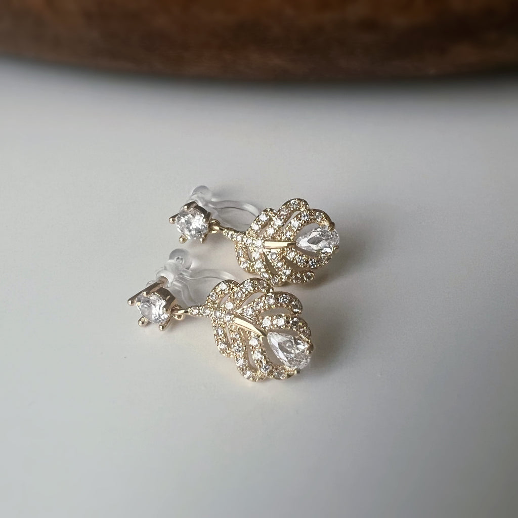 Clips d’oreilles plume scintillante – Argent / Or – Inspiration plume de phénix