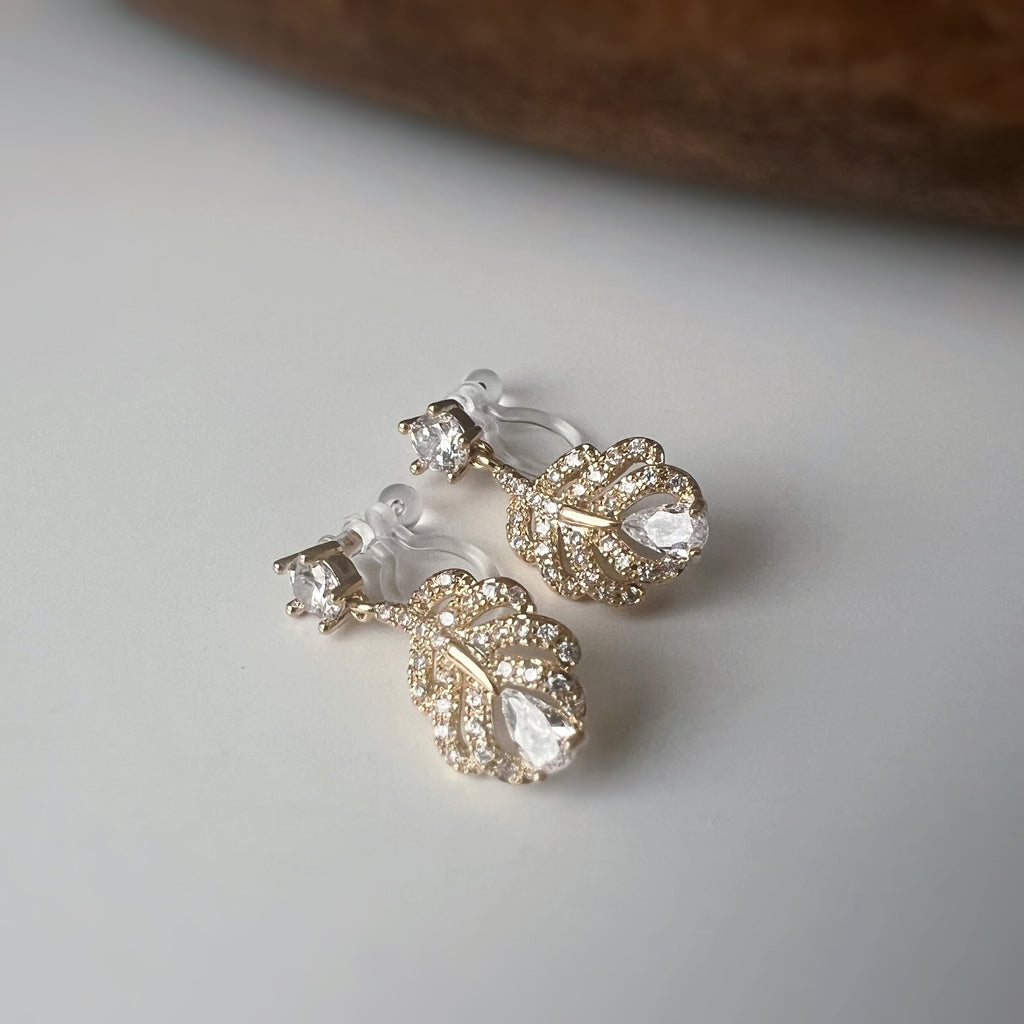 Clips d’oreilles plume scintillante – Argent / Or – Inspiration plume de phénix