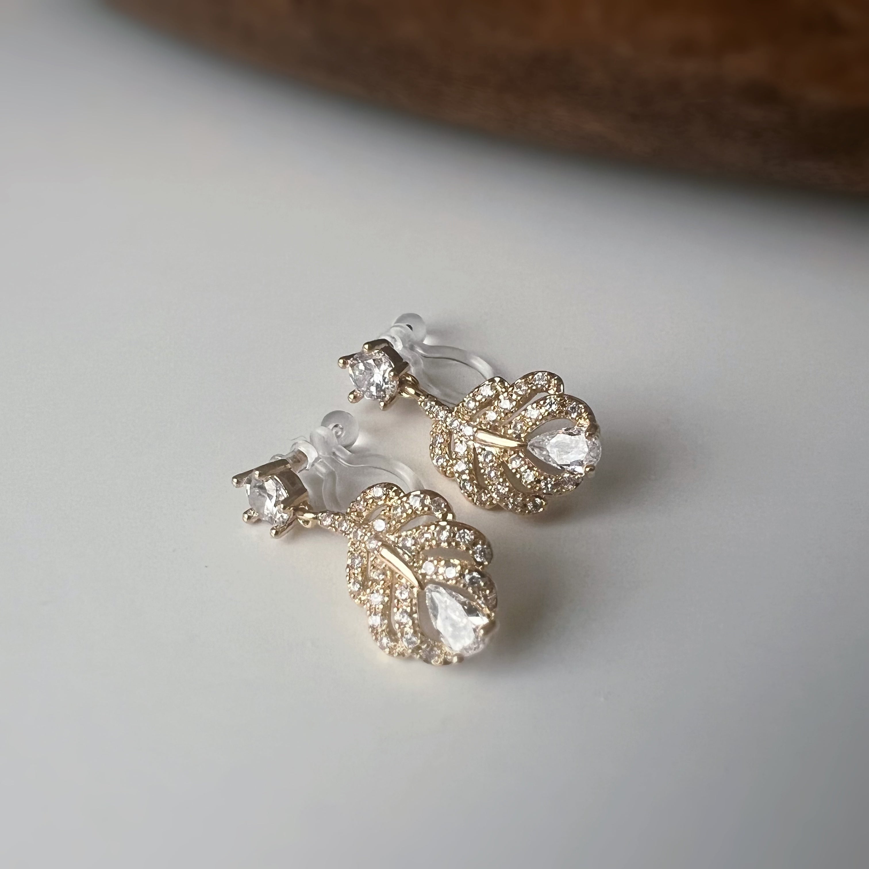 Clips d’oreilles plume scintillante – Argent / Or – Inspiration plume de phénix