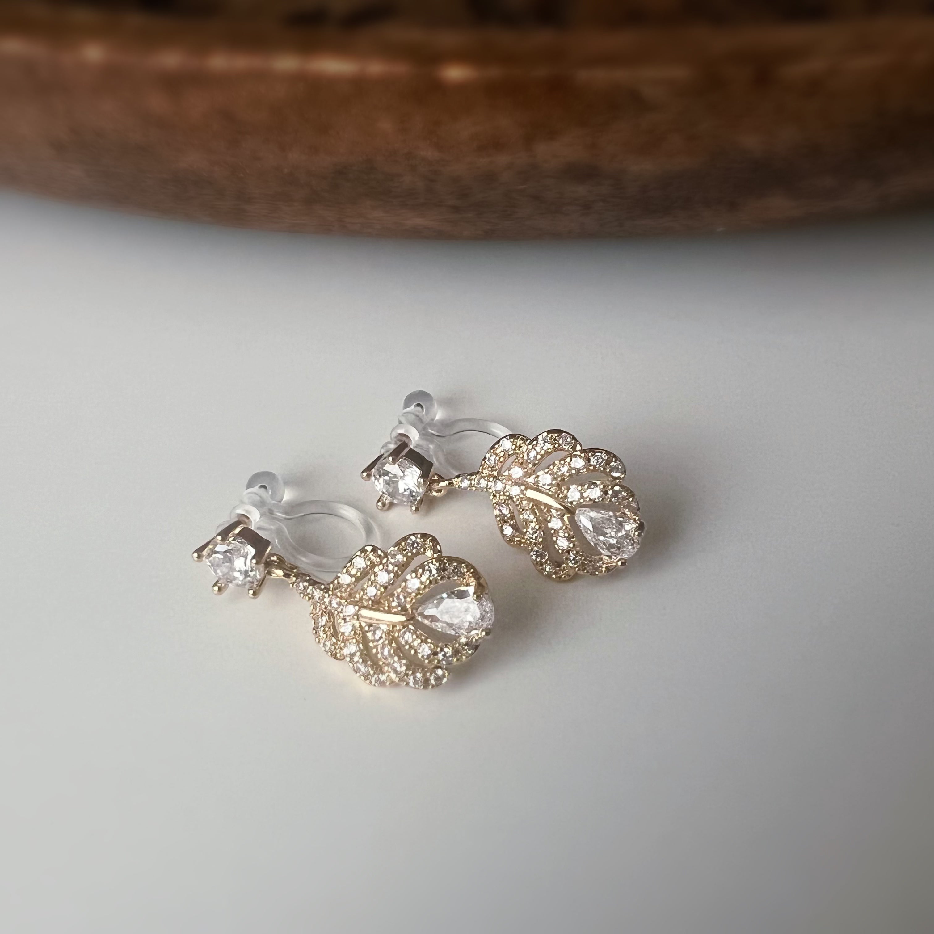 Clips d’oreilles plume scintillante – Argent / Or – Inspiration plume de phénix