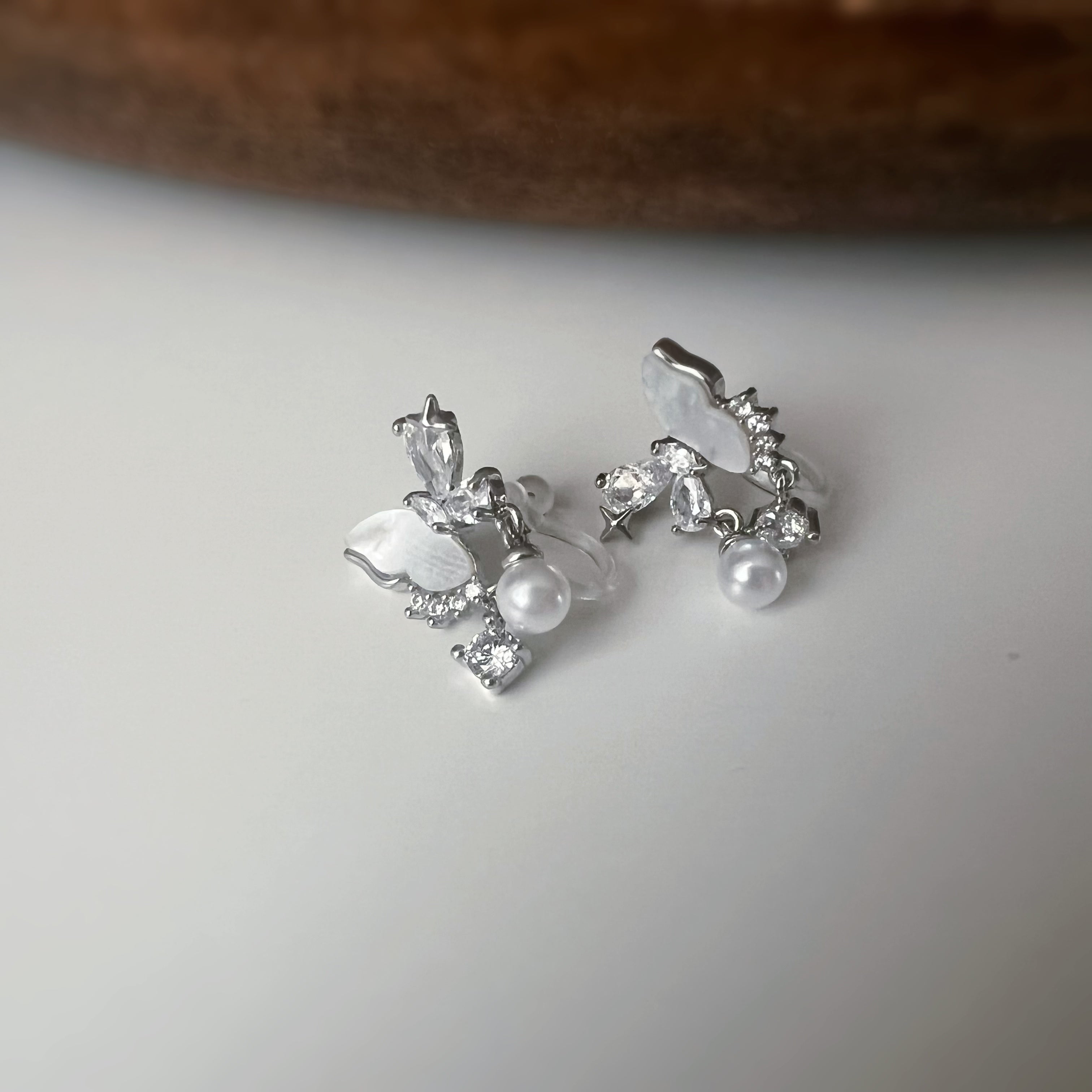 Clips d’oreilles papillon & étoiles nacrées