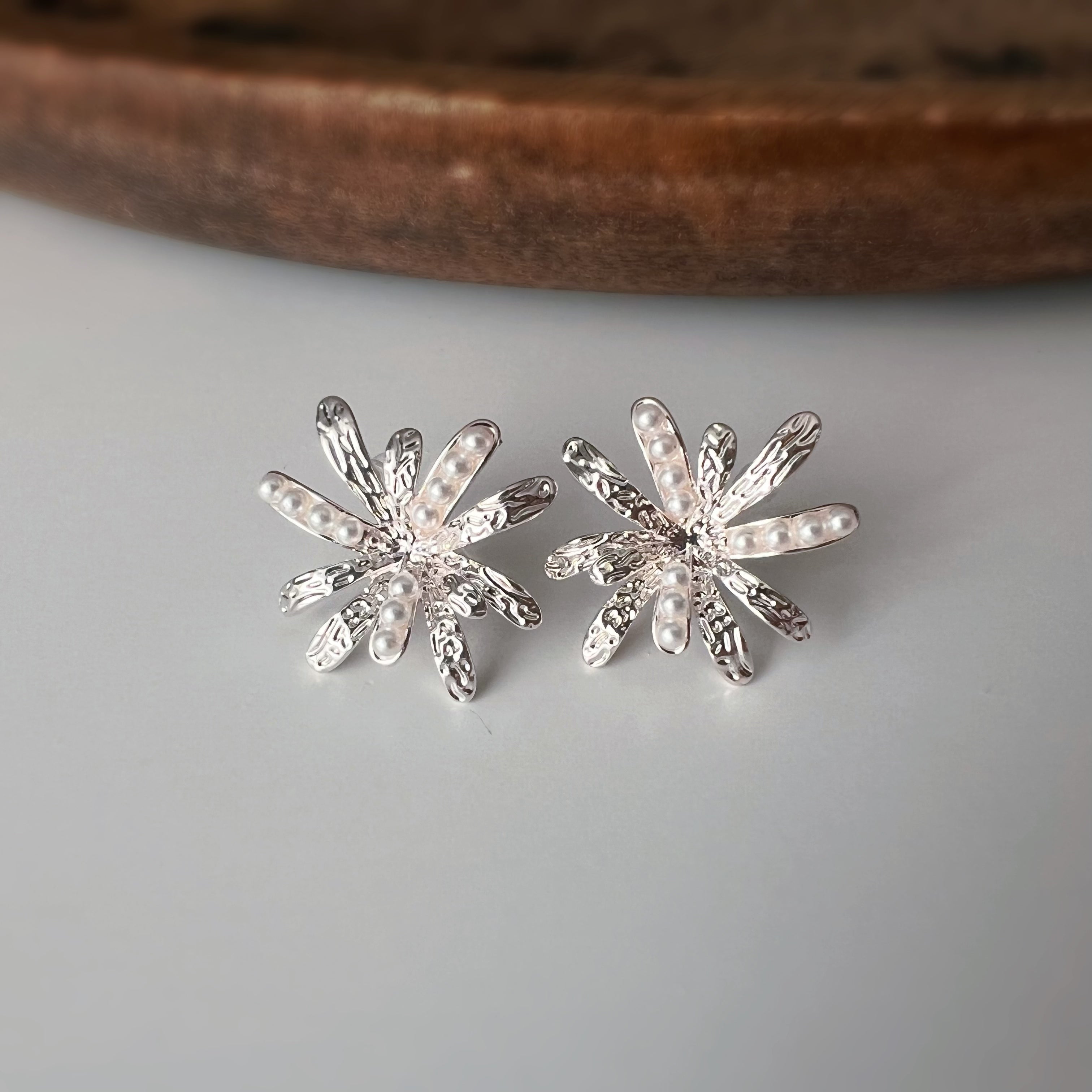 Clips d’oreilles fleur scintillante – Argent / Or – Élégance lumineuse