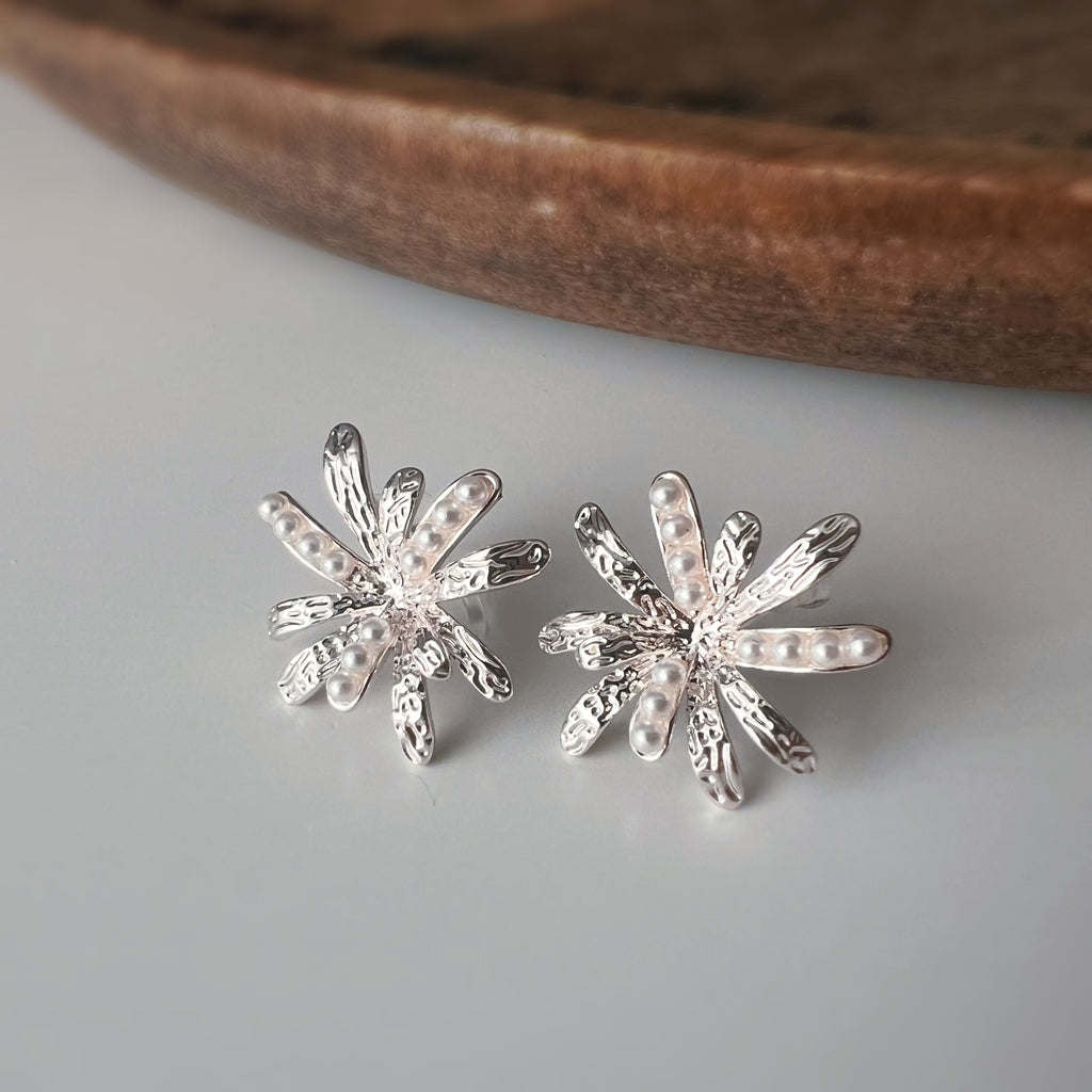 Clips d’oreilles fleur scintillante – Argent / Or – Élégance lumineuse