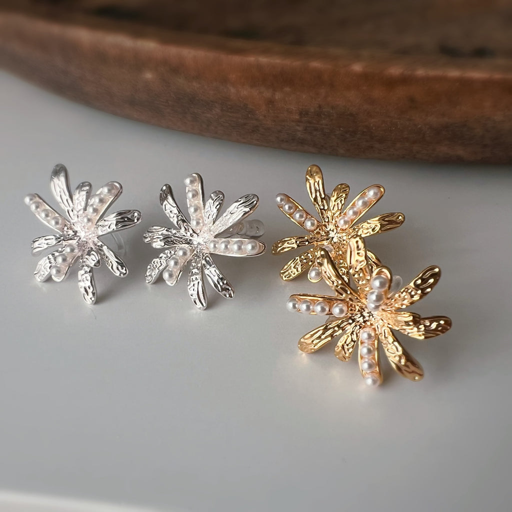 Clips d’oreilles fleur scintillante – Argent / Or – Élégance lumineuse