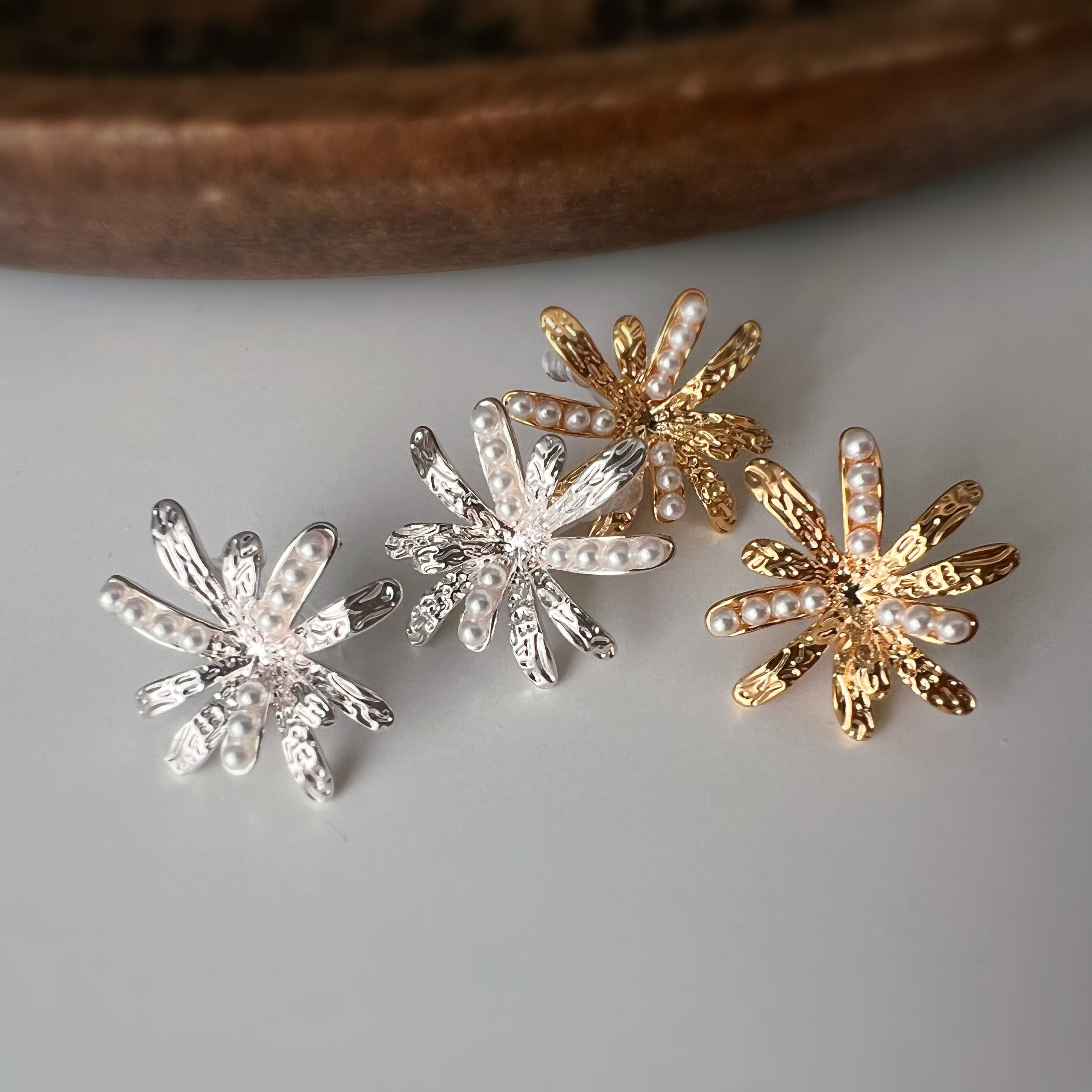 Clips d’oreilles fleur scintillante – Argent / Or – Élégance lumineuse