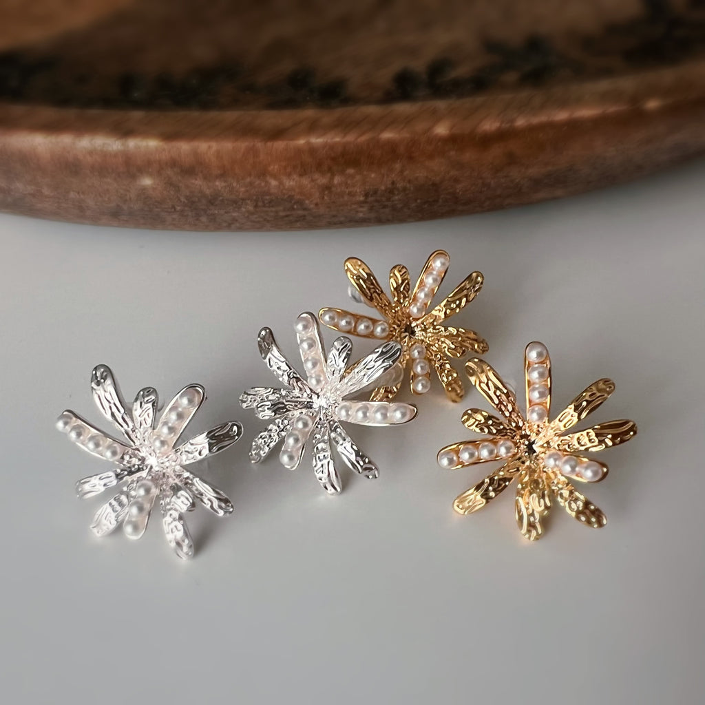 Clips d’oreilles fleur scintillante – Argent / Or – Élégance lumineuse