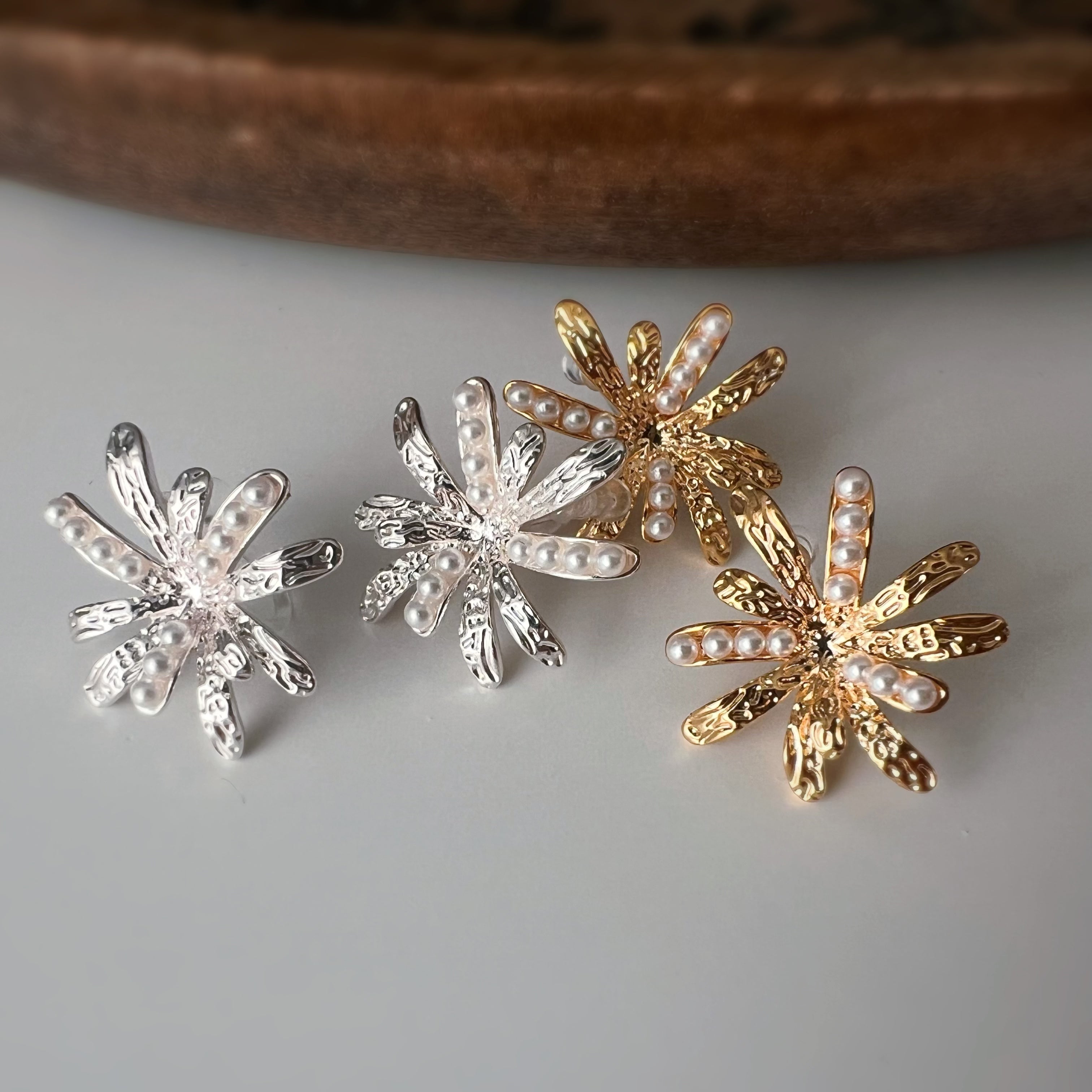 Clips d’oreilles fleur scintillante – Argent / Or – Élégance lumineuse
