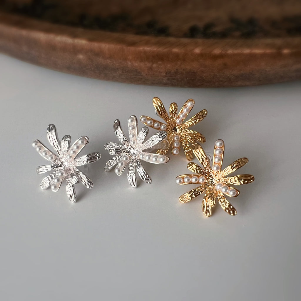 Clips d’oreilles fleur scintillante – Argent / Or – Élégance lumineuse
