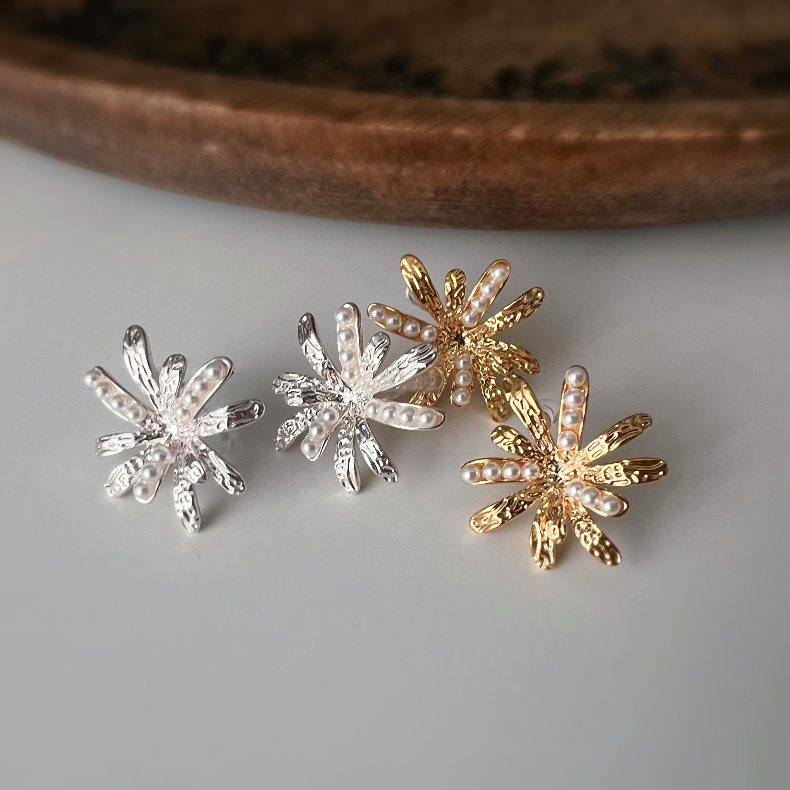 Clips d’oreilles fleur scintillante – Argent / Or – Élégance lumineuse