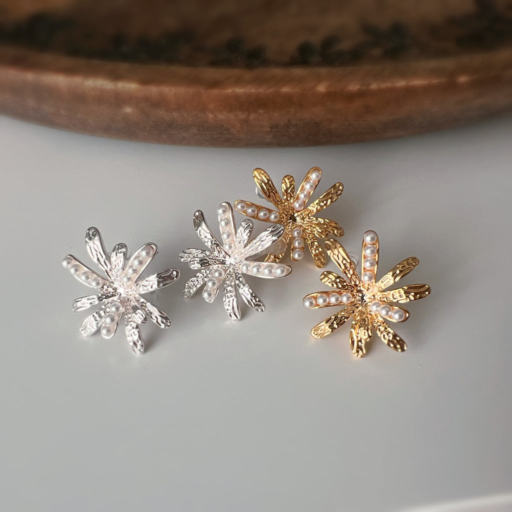 Clips d’oreilles fleur scintillante – Argent / Or – Élégance lumineuse
