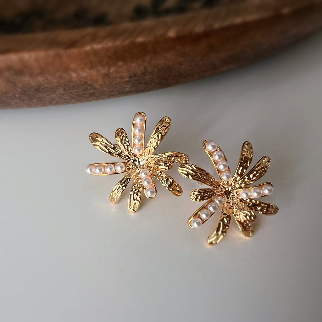 Clips d’oreilles fleur scintillante – Argent / Or – Élégance lumineuse