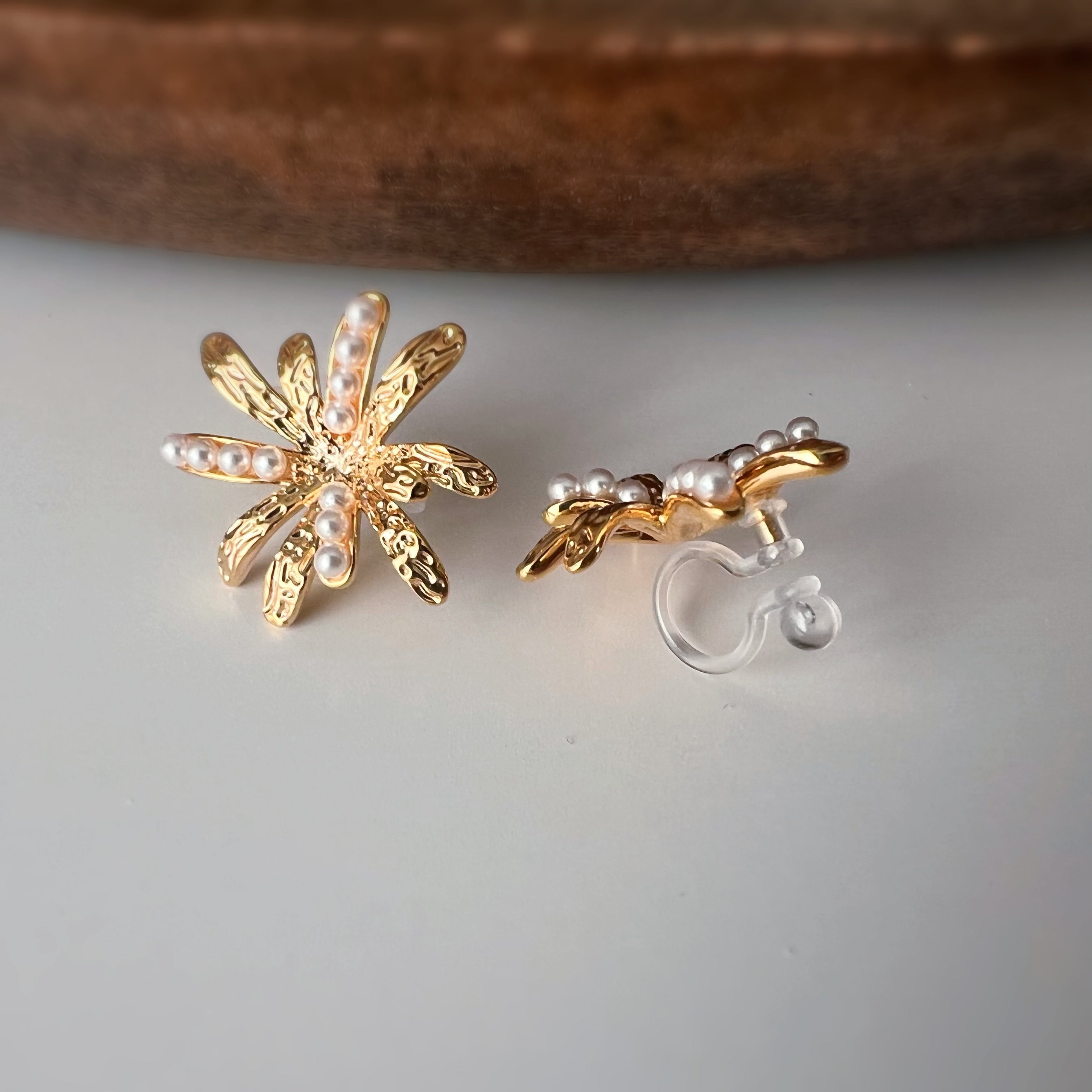 Clips d’oreilles fleur scintillante – Argent / Or – Élégance lumineuse