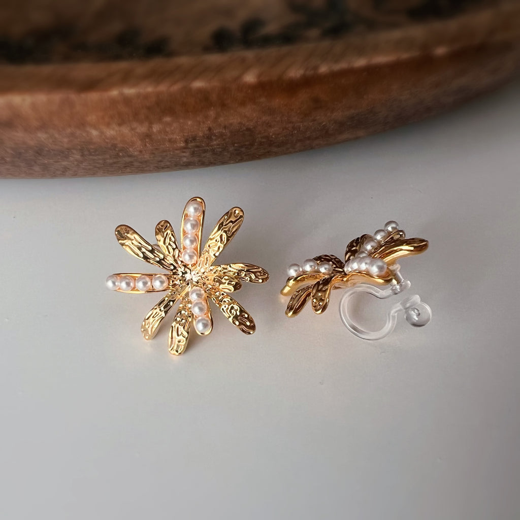 Clips d’oreilles fleur scintillante – Argent / Or – Élégance lumineuse
