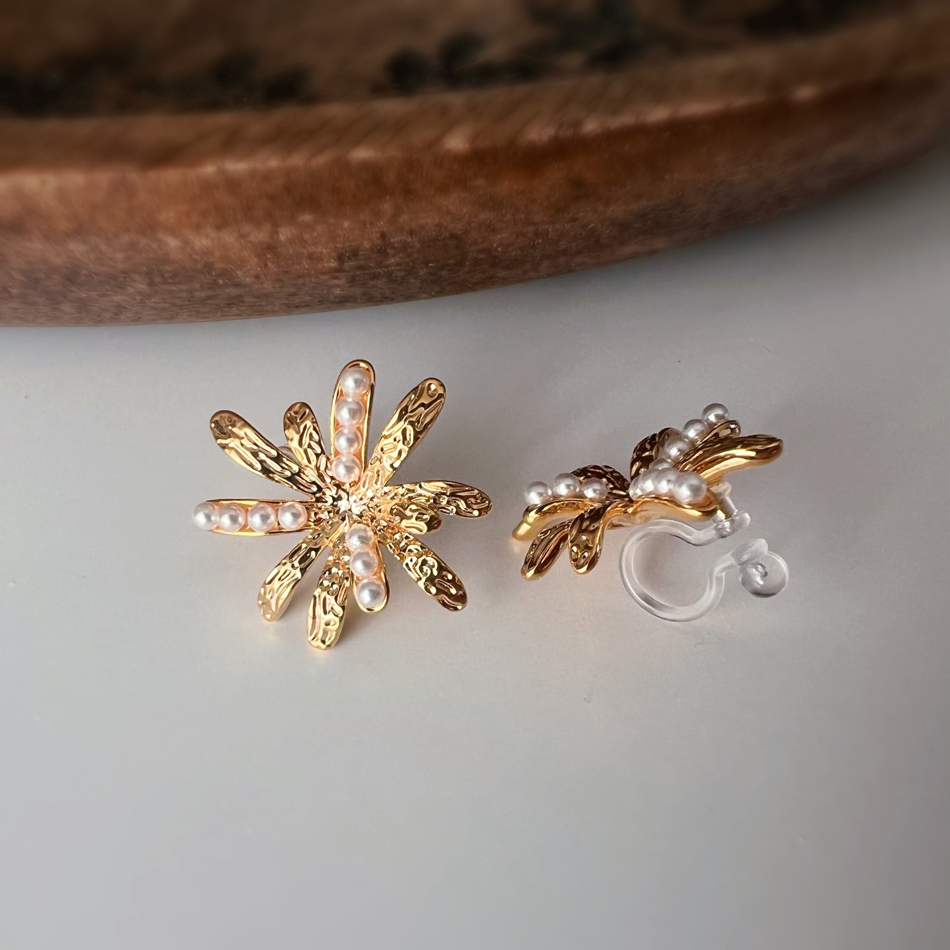 Clips d’oreilles fleur scintillante – Argent / Or – Élégance lumineuse