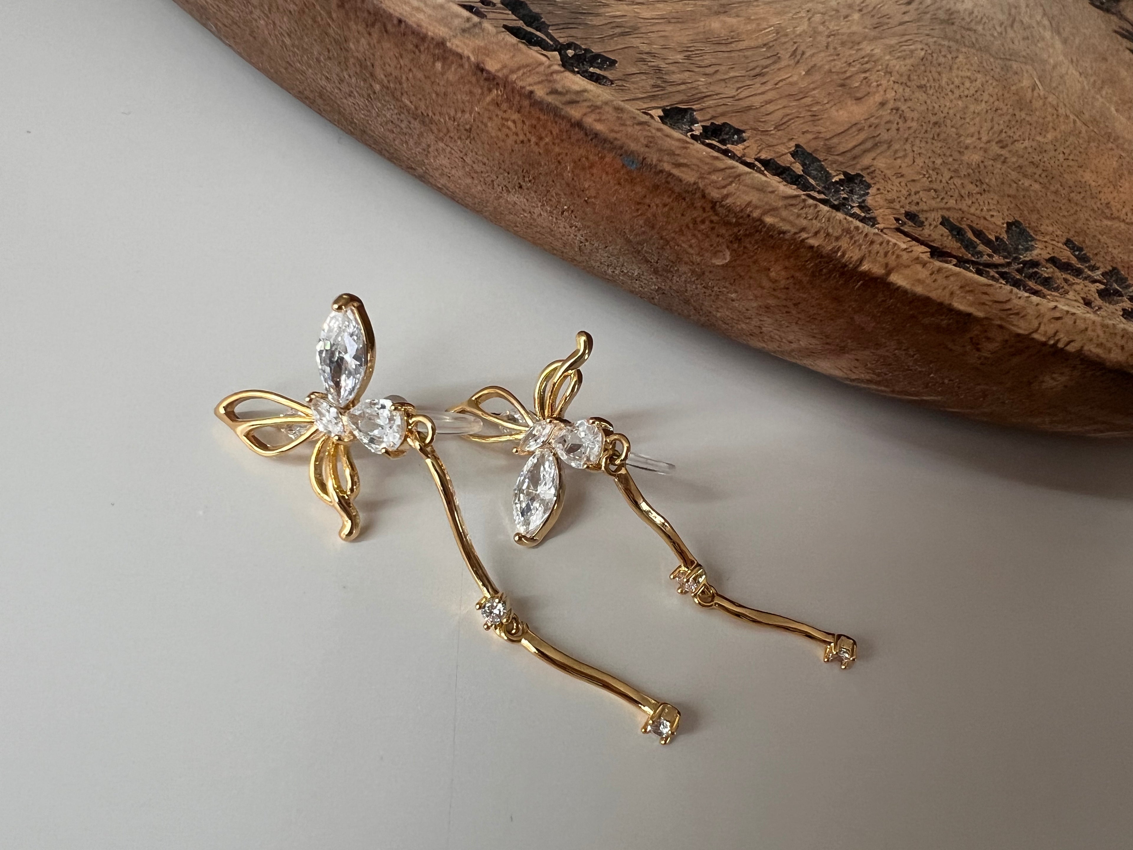 Clips d’oreilles papillon pendantes avec chaîne