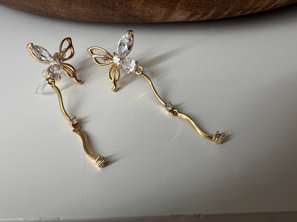 Clips d’oreilles papillon pendantes avec chaîne