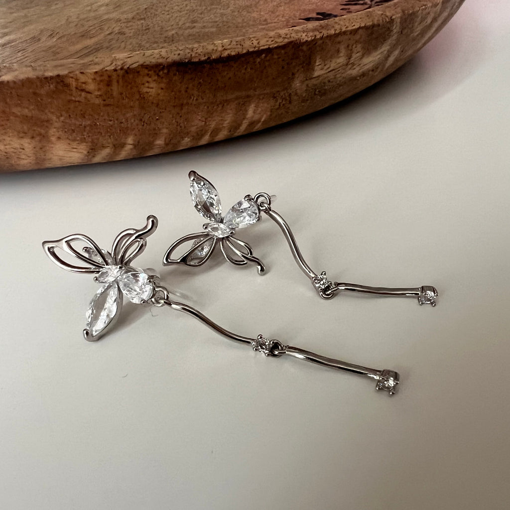 Clips d’oreilles papillon pendantes avec chaîne