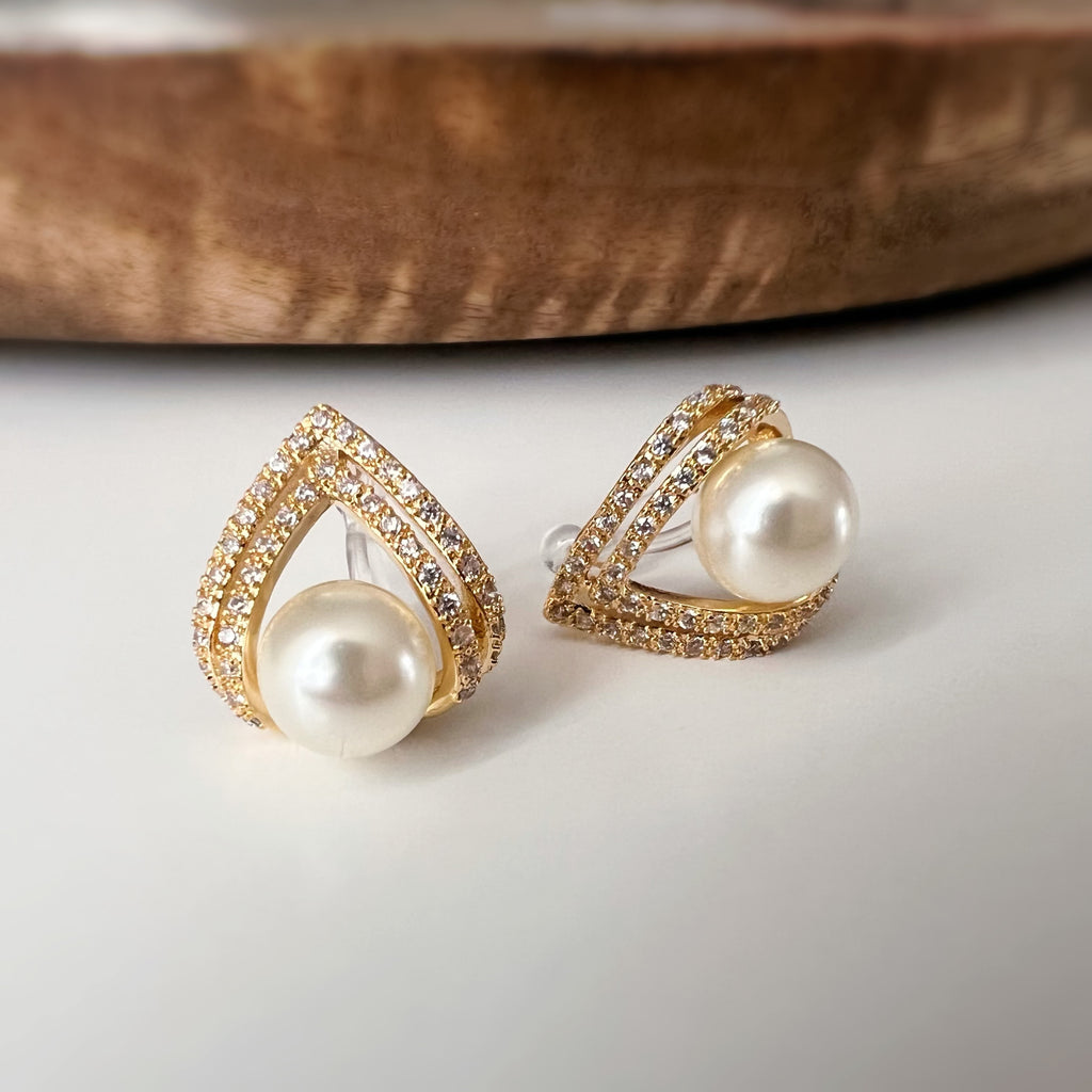 Clips d’oreilles goutte géométrique & perle