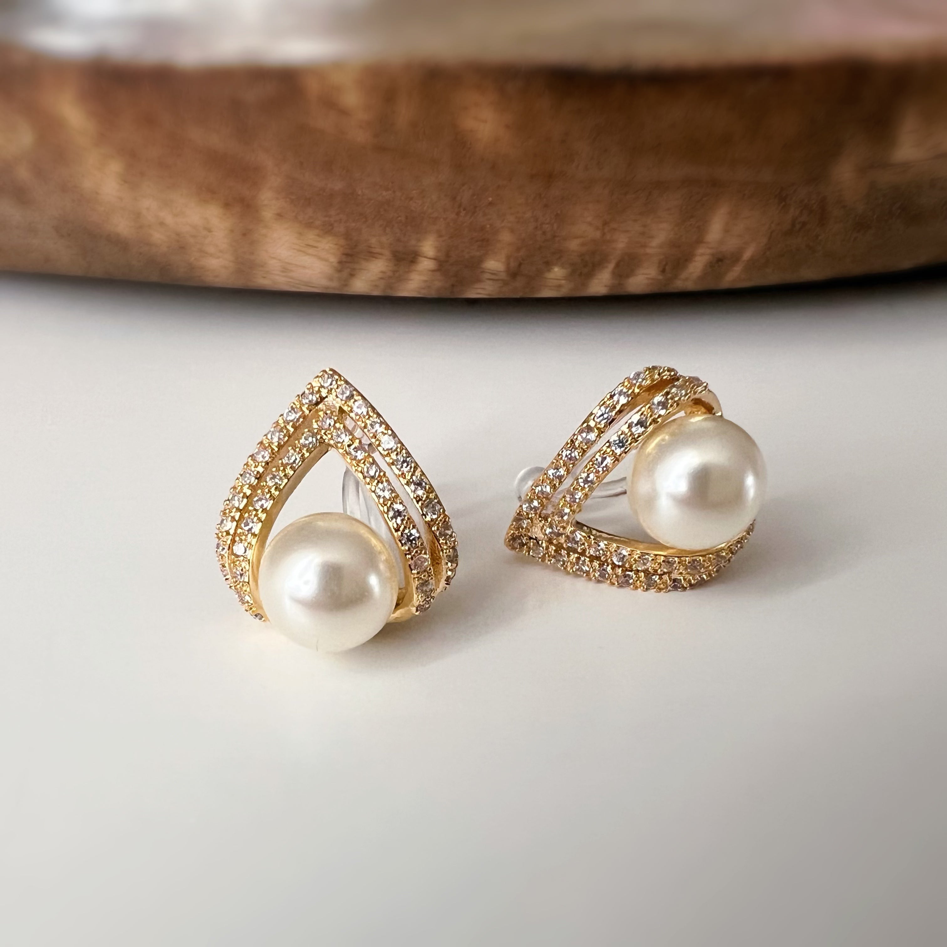 Clips d’oreilles goutte géométrique & perle