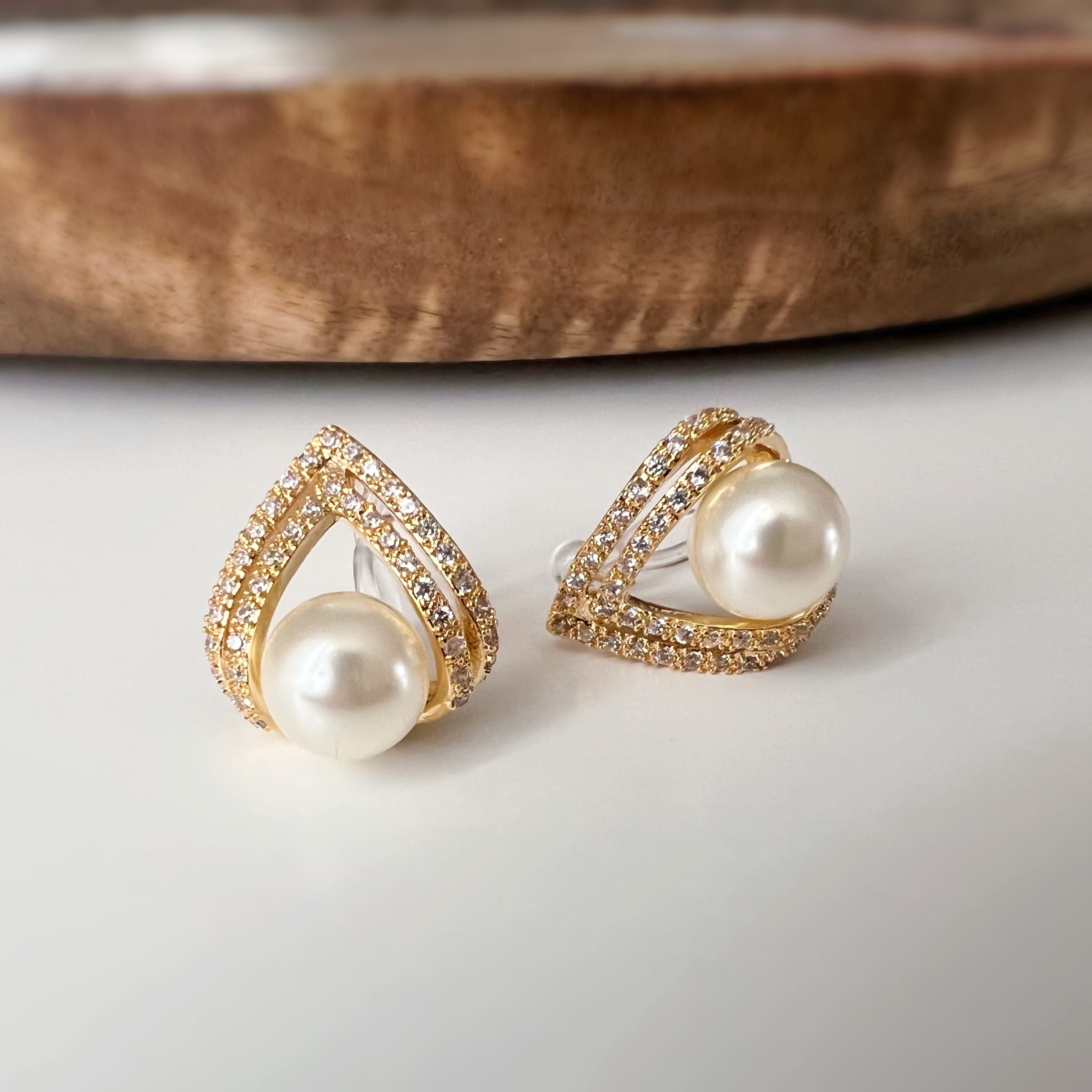 Clips d’oreilles goutte géométrique & perle