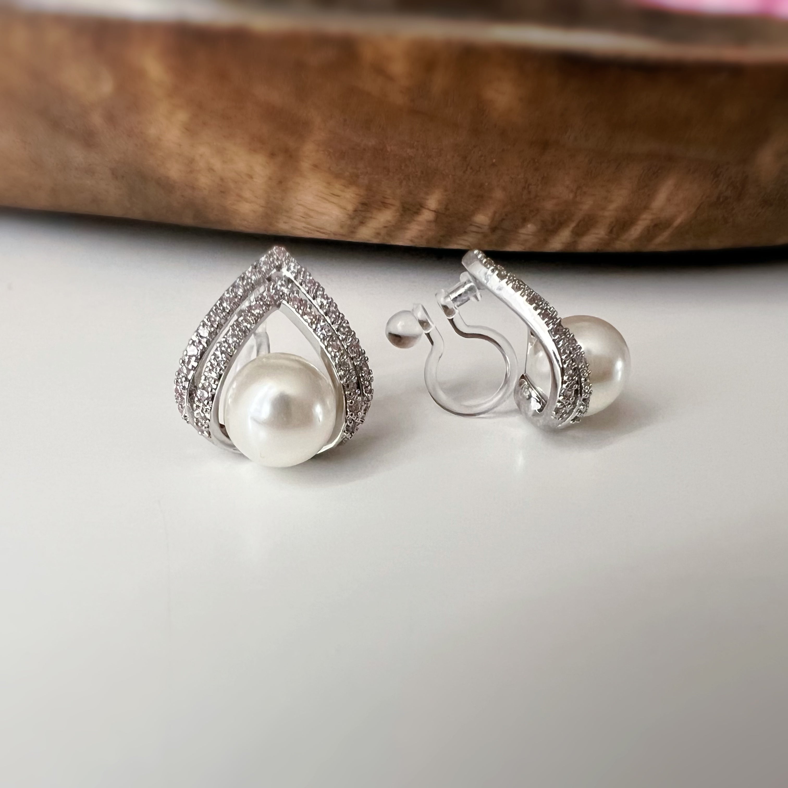 Clips d’oreilles goutte géométrique & perle