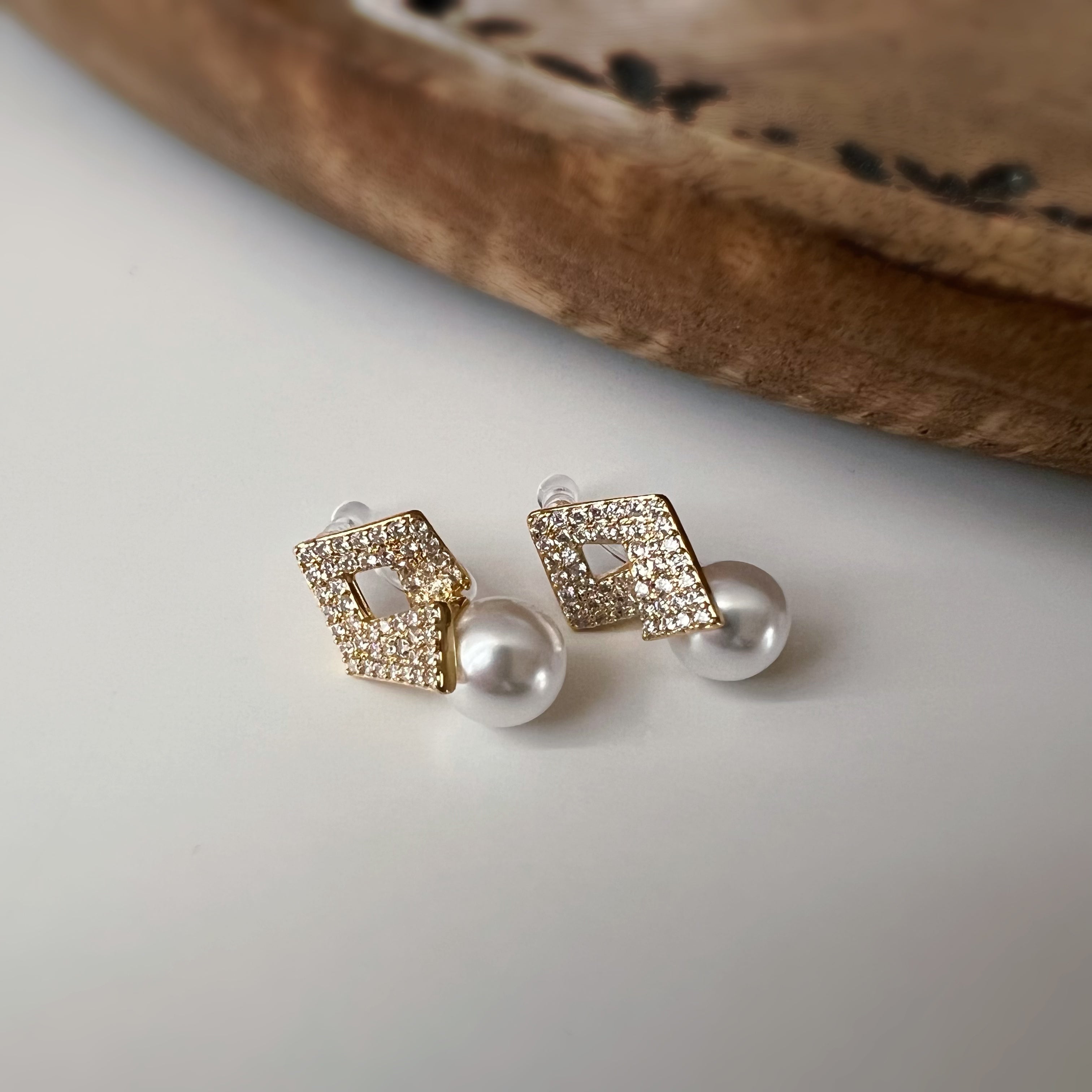 Clips d'oreilles Carré scintillant & perle élégante