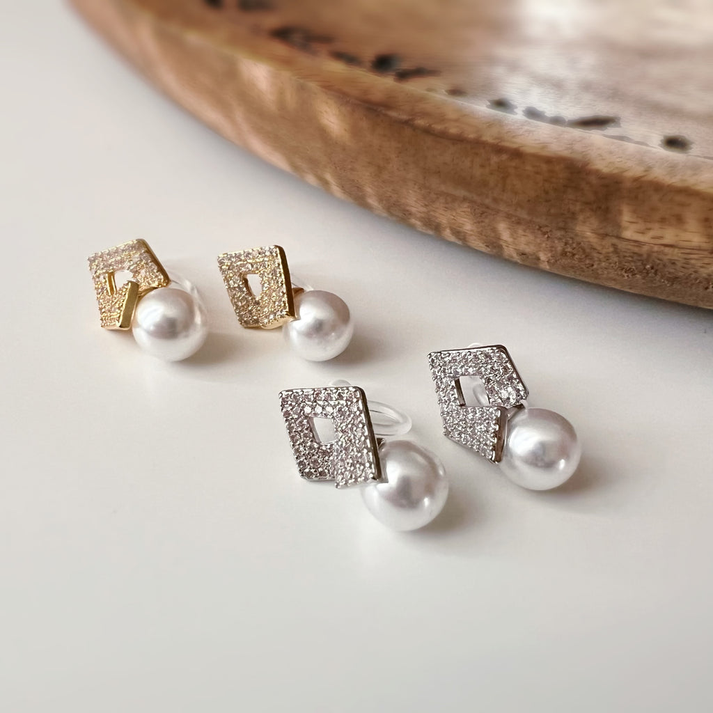 Clips d'oreilles Carré scintillant & perle élégante
