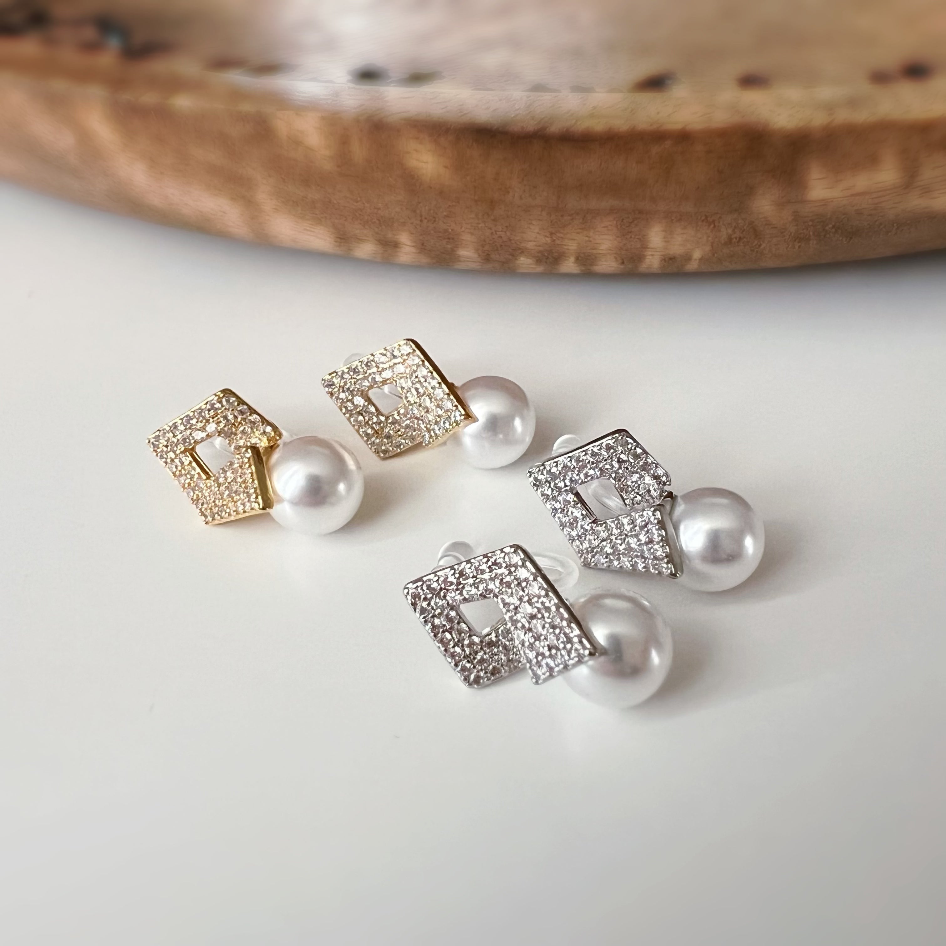 Clips d'oreilles Carré scintillant & perle élégante