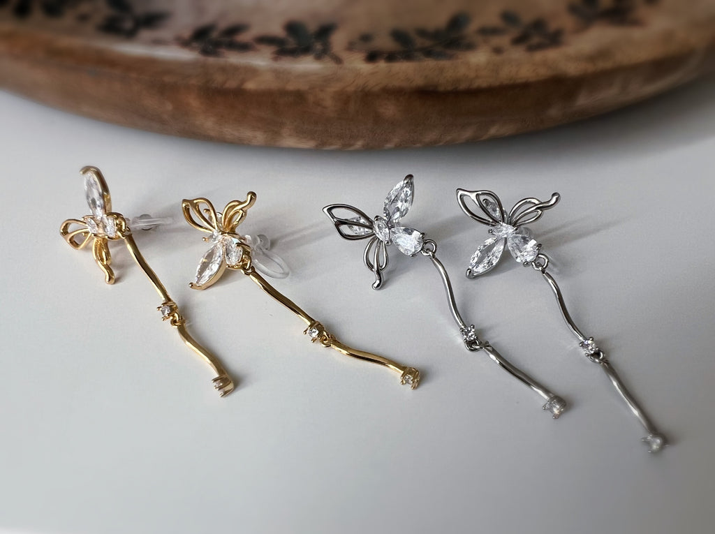 Clips d’oreilles papillon pendantes avec chaîne