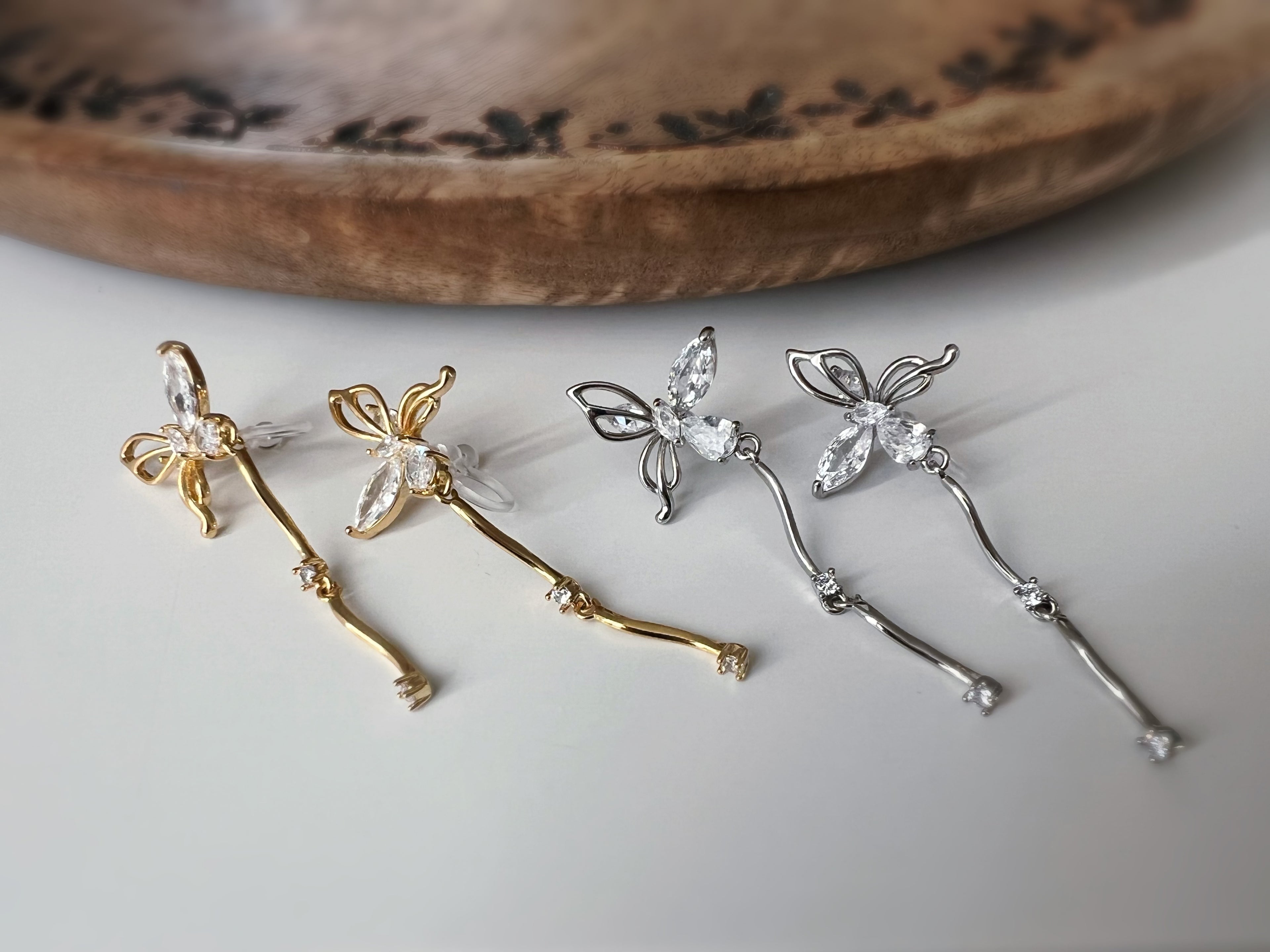 Clips d’oreilles papillon pendantes avec chaîne