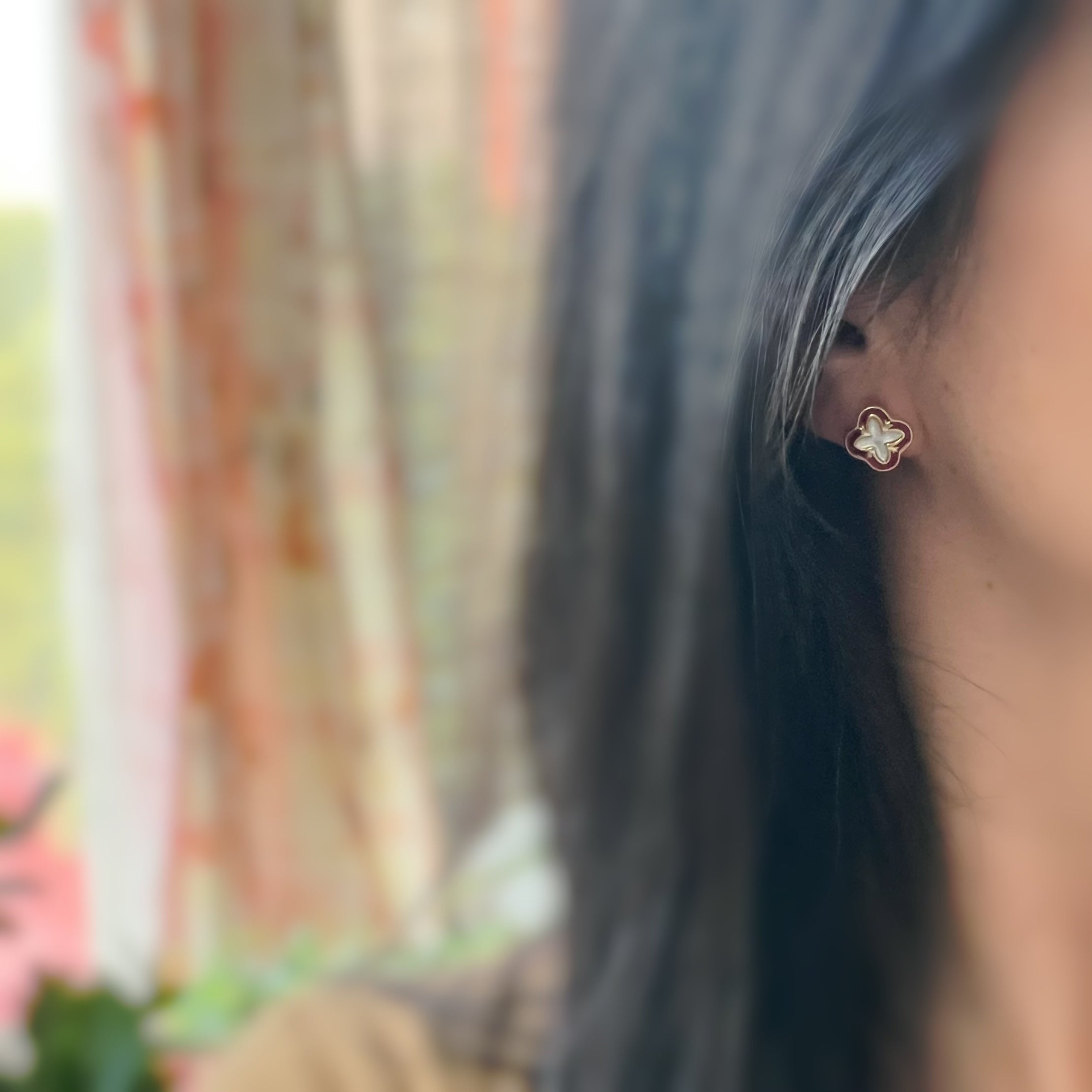Clips d’oreilles trèfle rouge avec nacre blanche – couleur or – Fleur élégante
