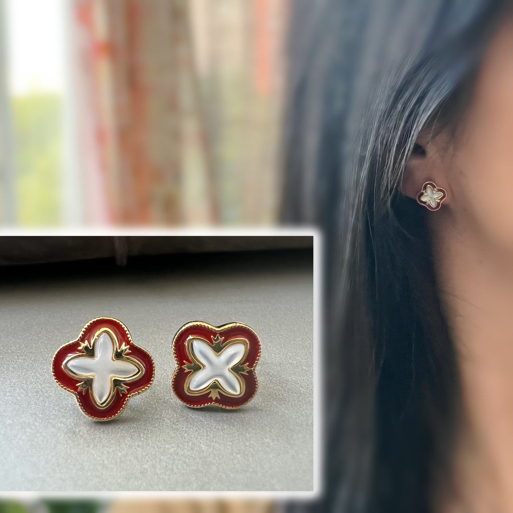 Clips d’oreilles trèfle rouge avec nacre blanche – couleur or – Fleur élégante