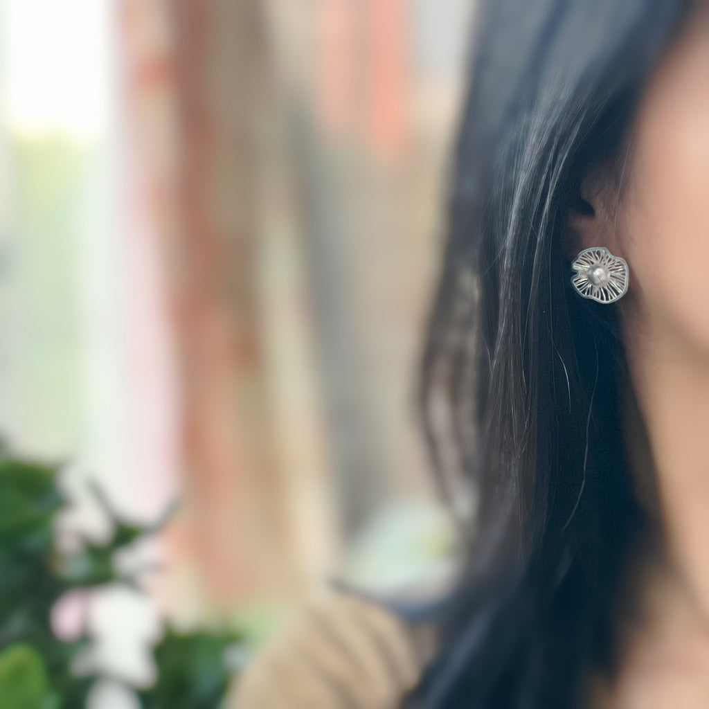Clips d’oreilles fleur sculptée & perle centrale