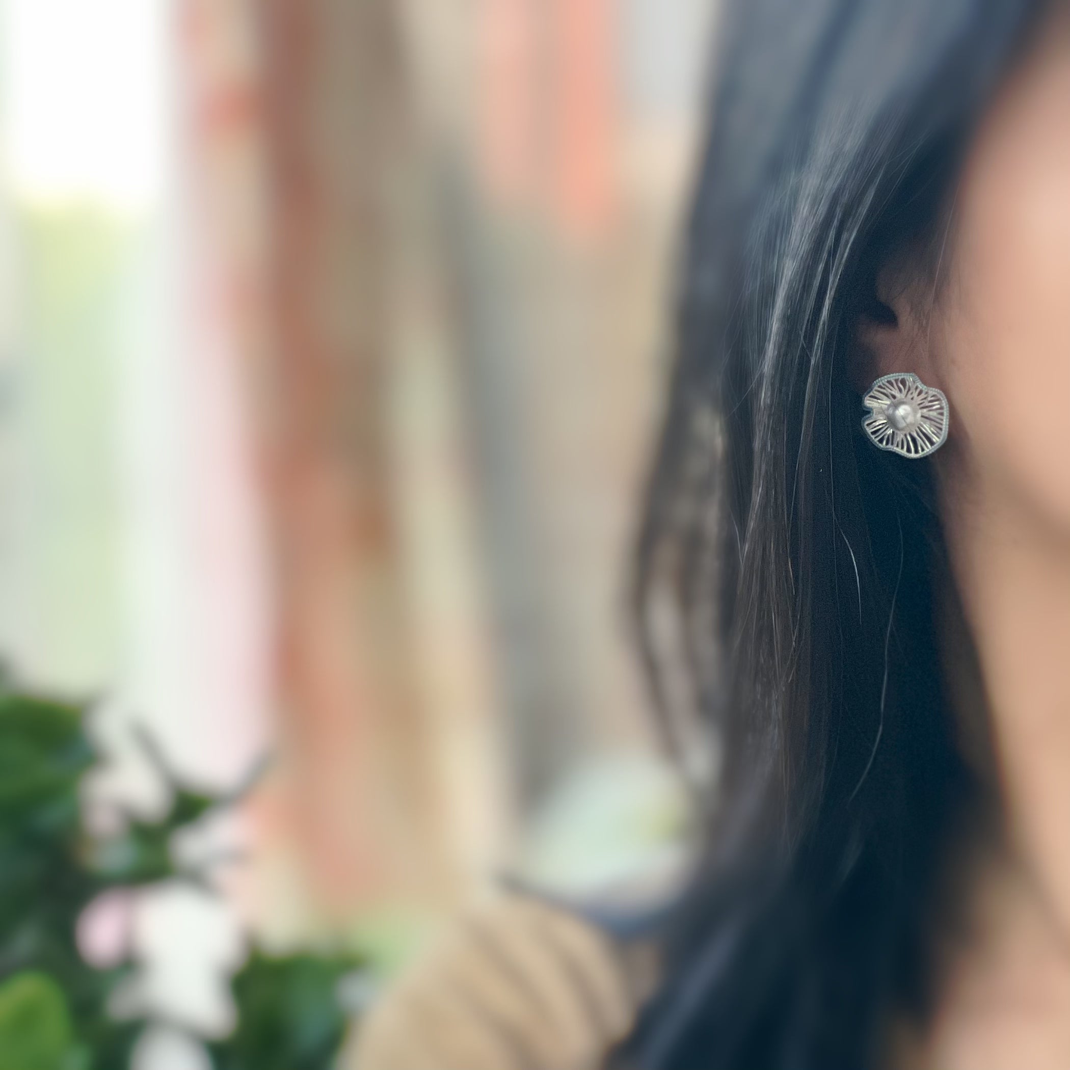 Clips d’oreilles fleur sculptée & perle centrale