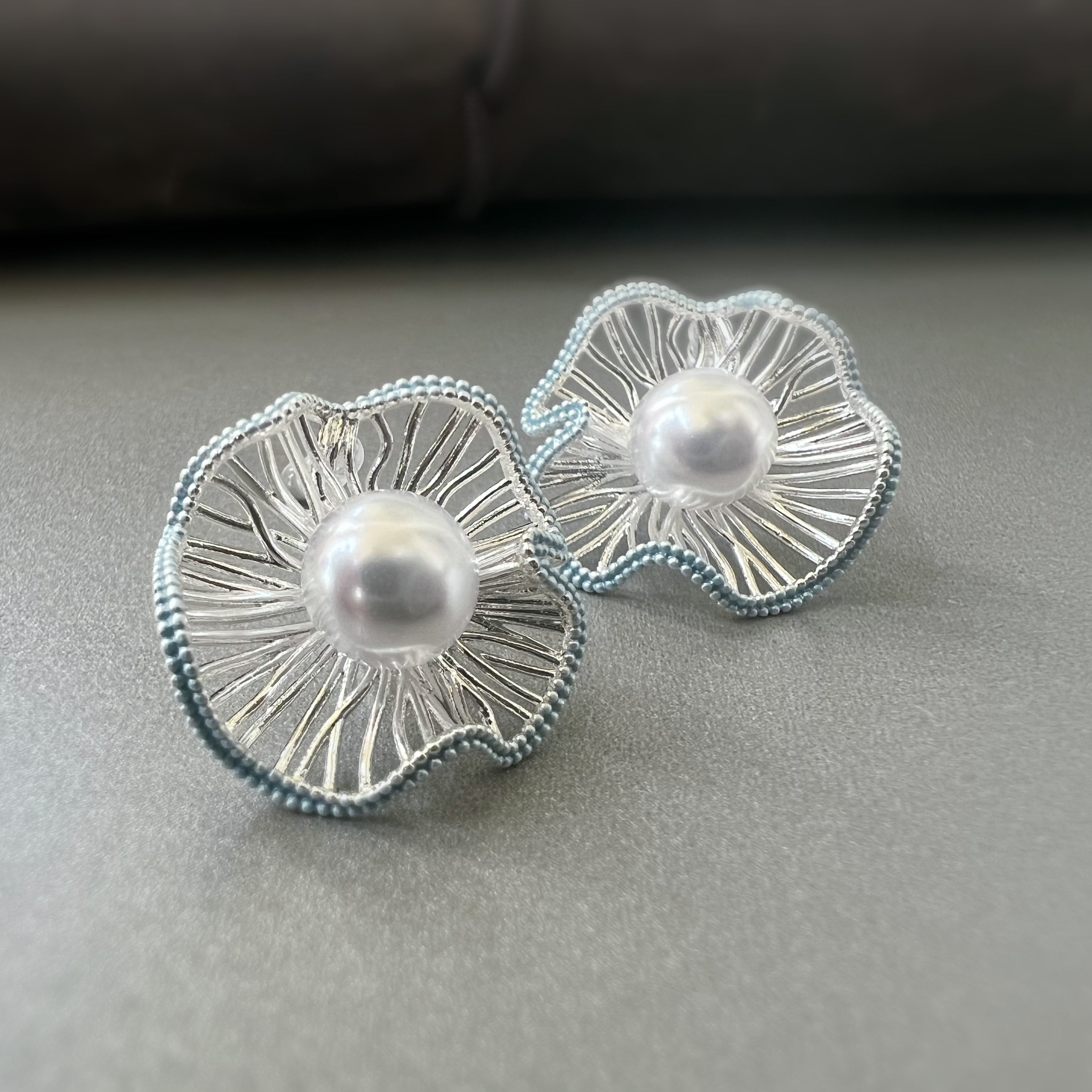 Clips d’oreilles fleur sculptée & perle centrale