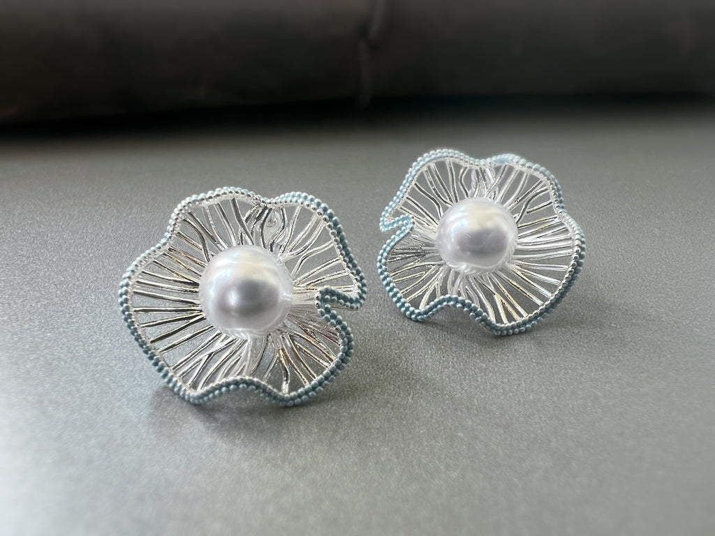 Clips d’oreilles fleur sculptée & perle centrale