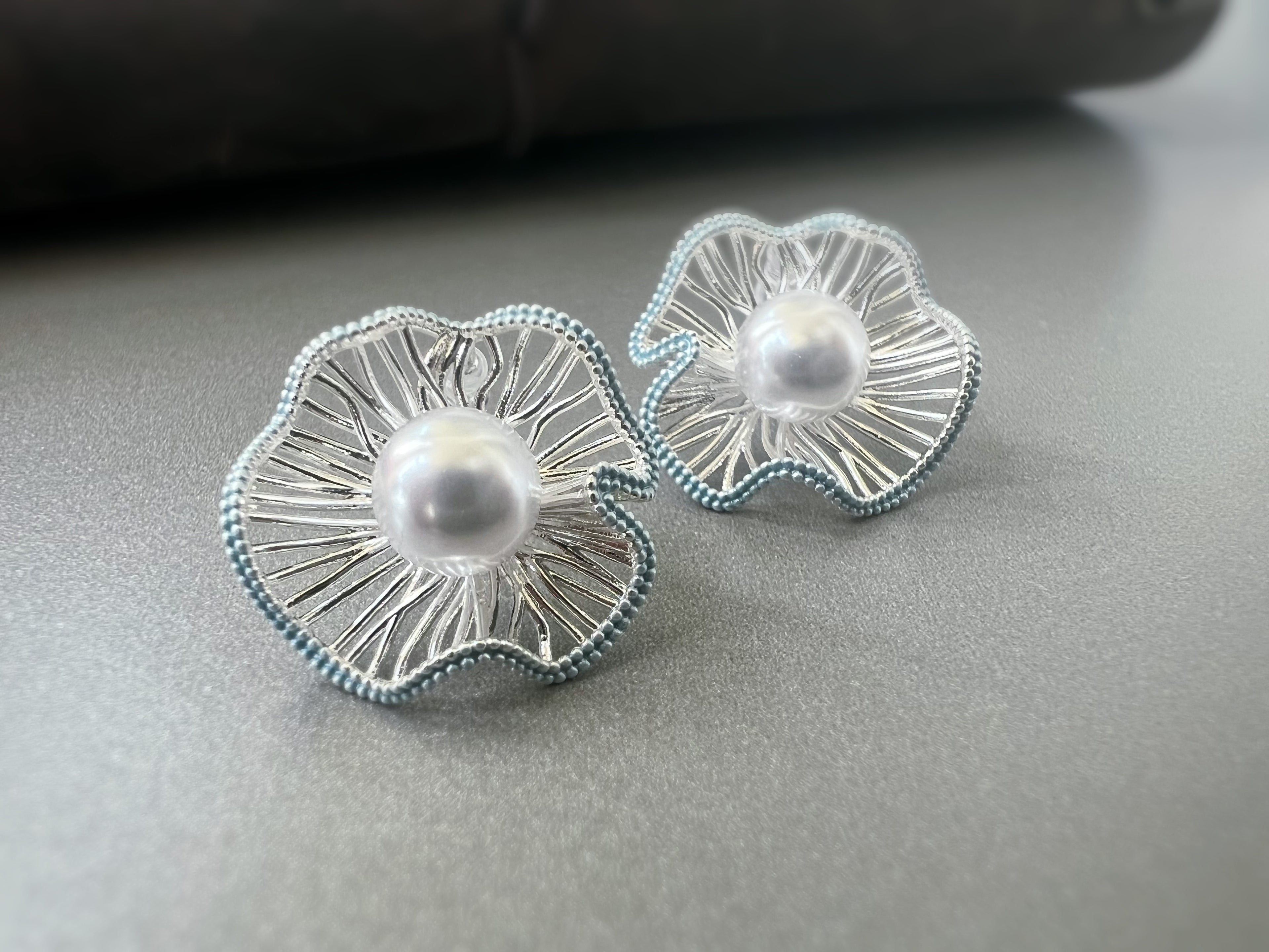 Clips d’oreilles fleur sculptée & perle centrale
