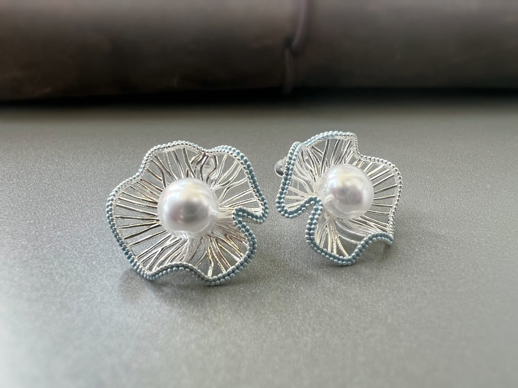 Clips d’oreilles fleur sculptée & perle centrale