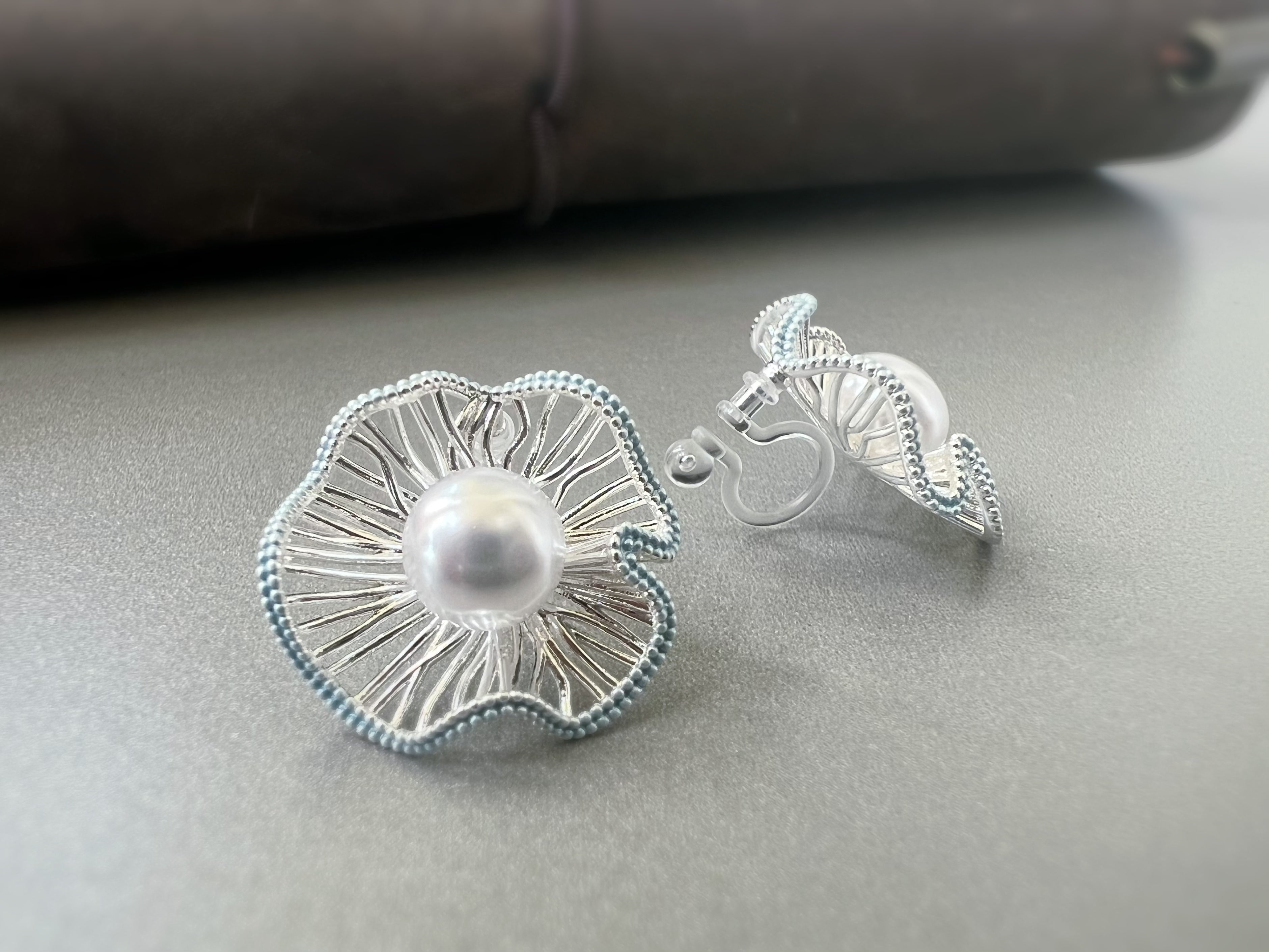 Clips d’oreilles fleur sculptée & perle centrale