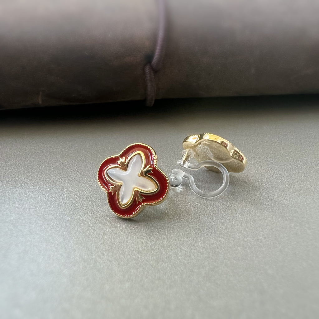 Clips d’oreilles trèfle rouge avec nacre blanche – couleur or – Fleur élégante